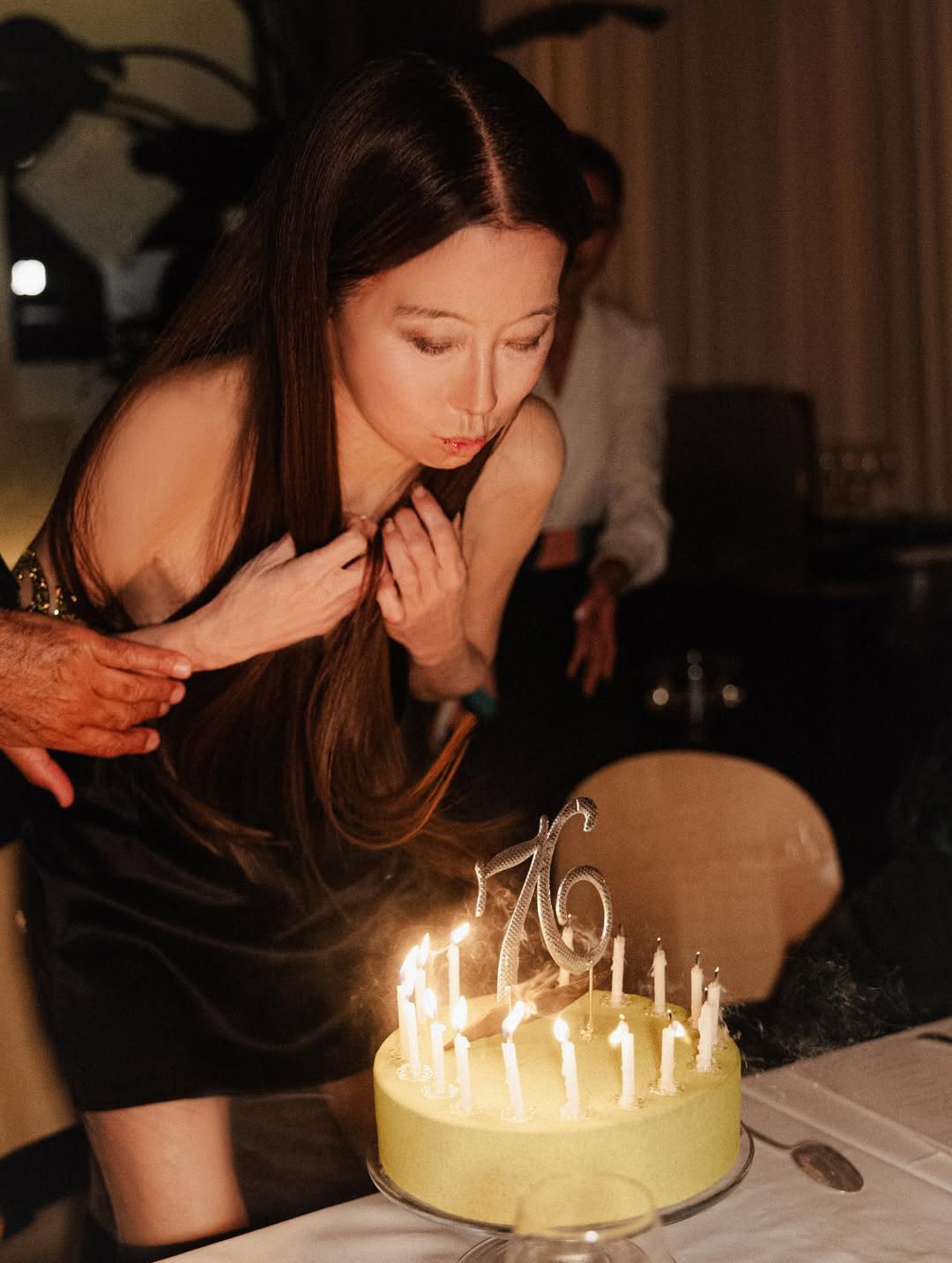 Vera Wang blowing her birthday candles at the Le Relais Plaza restaurant in Paris, France, from her post dated June 29, 2025 | Source: Instagram/verawang