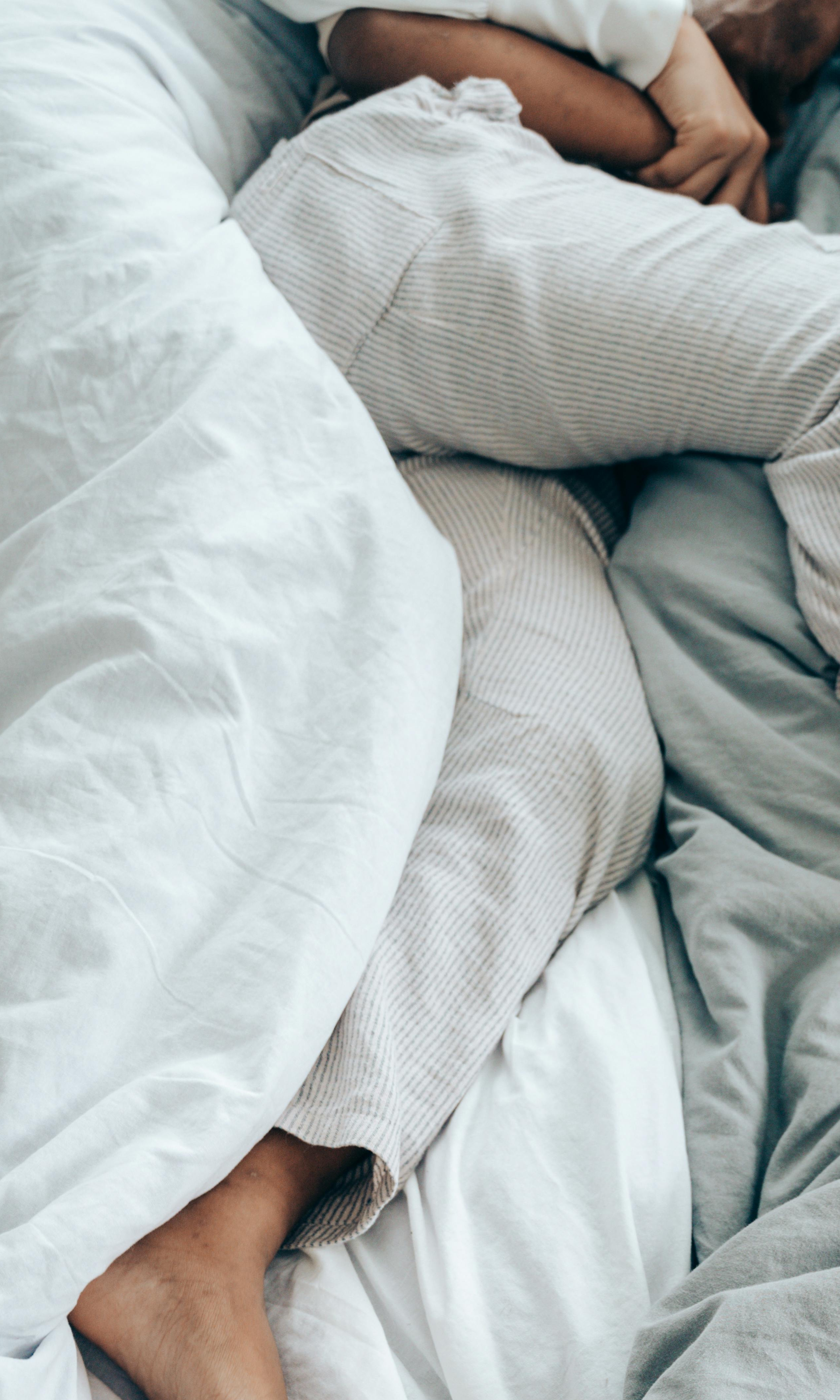 An adult and child together in bed | Source: Pexels