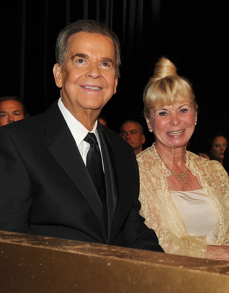 Dick and Kari Clark at the 37th Annual Emmy Awards on June 27, 2010 | Photo: GettyImages