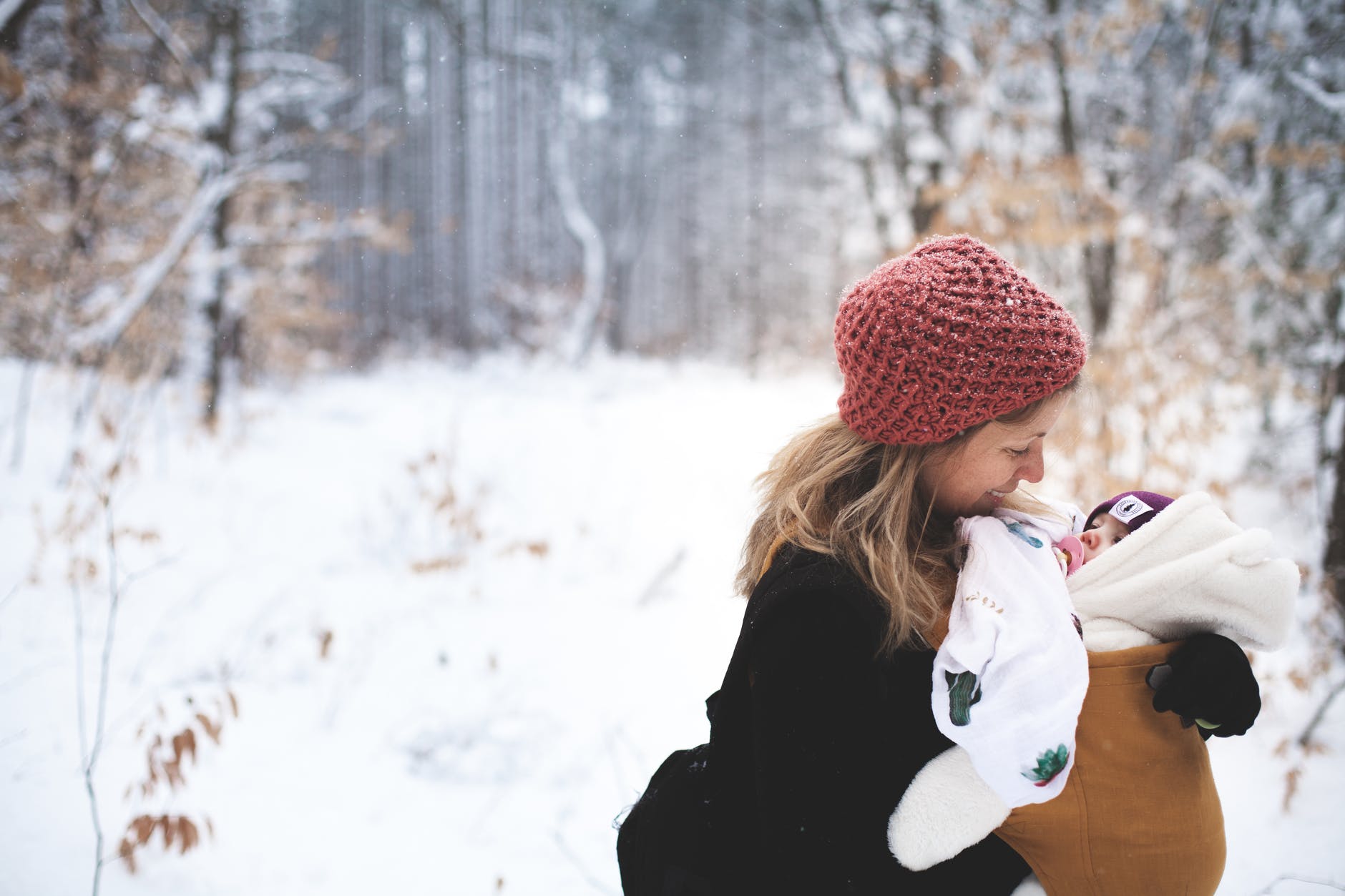 She held her daughter tightly and thanked everyone for her rescue. | Source: Pexels