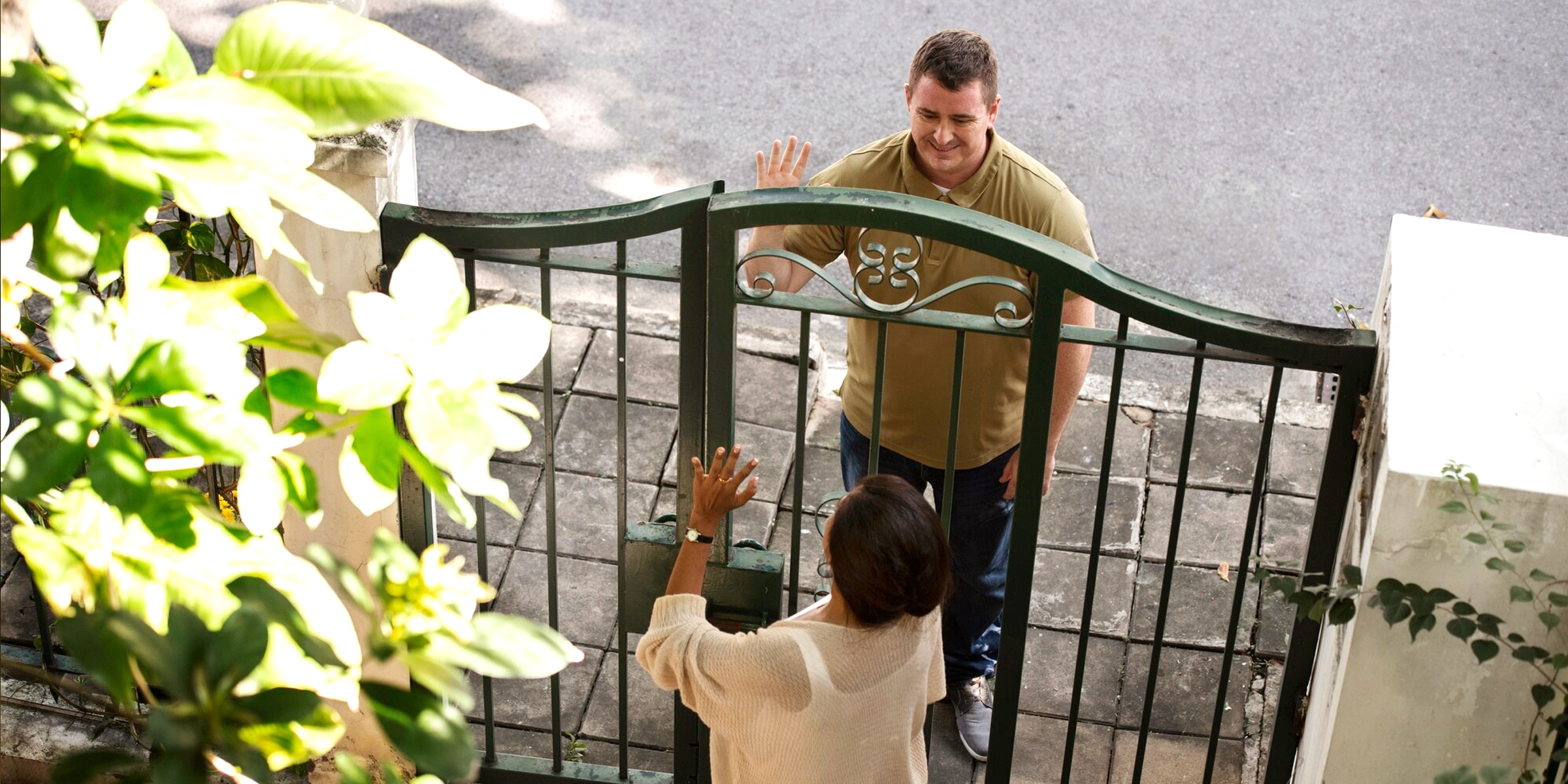 A woman talking to her neighbor | Source: freepik.com