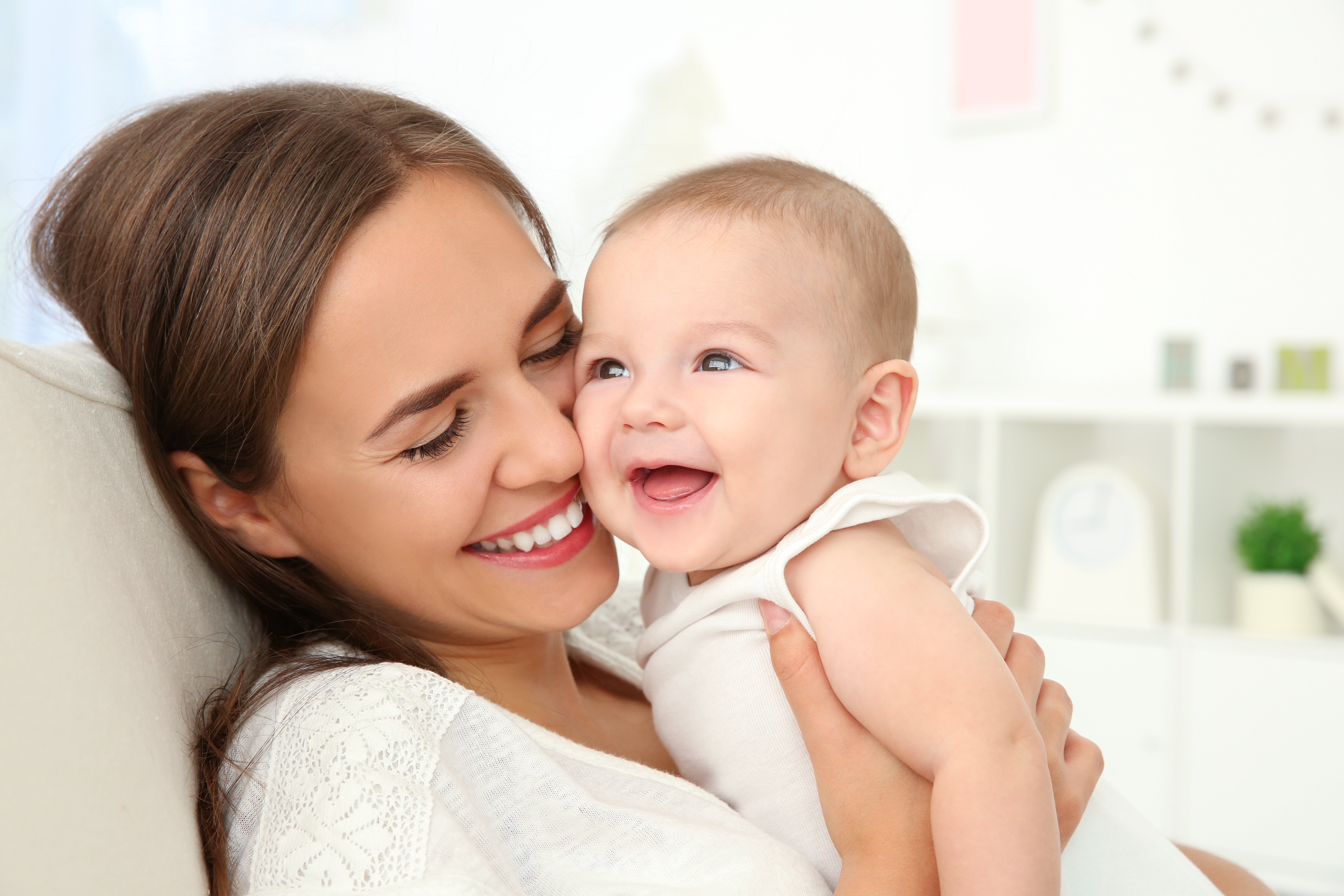 Portrait of young mother with cute baby at home | Photo: Shutterstock.com