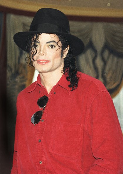 Michael Jackson at a press conference before a date on his HIStory world tour in 1996. | Photo: Getty Images