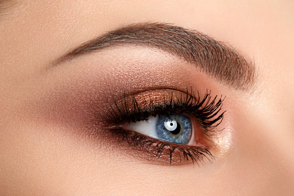 Mujer luciendo un maquillaje de ojos llamativo en tonos cobrizos. | Foto: Shutterstock