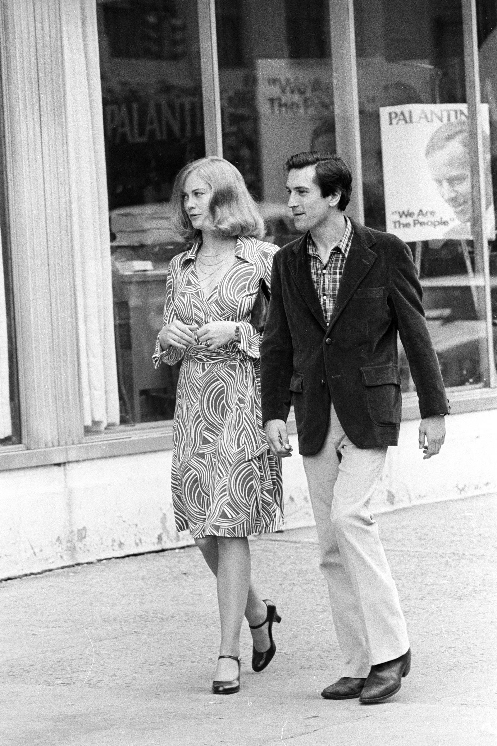 Cybill Shepherd and Robert De Niro filming "Taxi Driver" on June 17, 1975, in New York. | Source: Getty Images