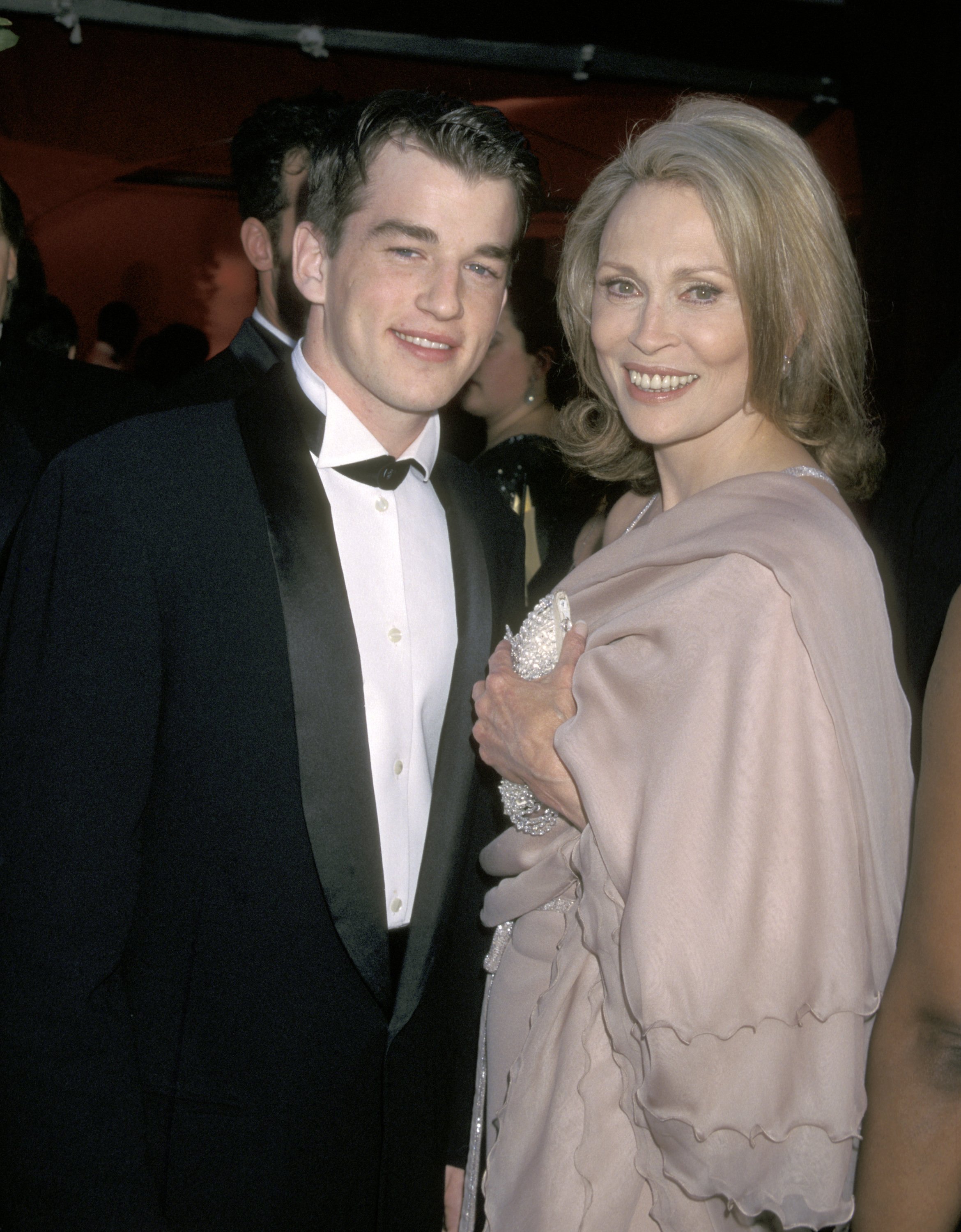Faye Dunaway y su hijo Liam O'Neill en el Shrine Auditorium de Los Ángeles, California, Estados Unidos, 1998. | Foto: Getty Images