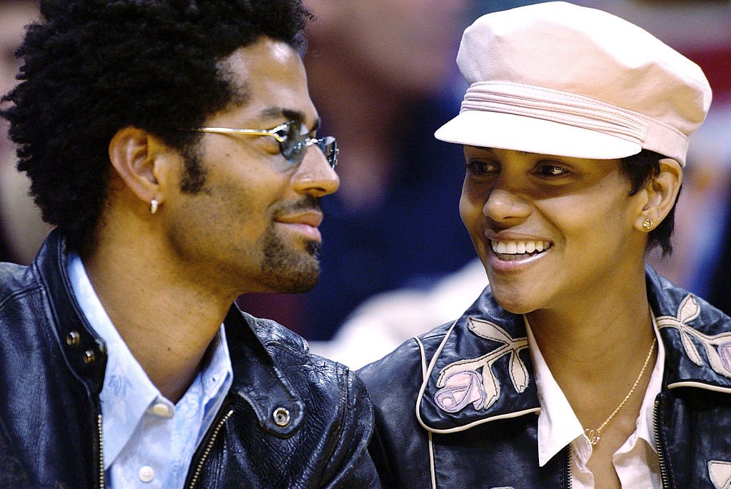 Halle Berry and Eric Benet at a basketball game on March 31, 2003 at the Staples Center in Los Angeles, California.| Source: Getty Images