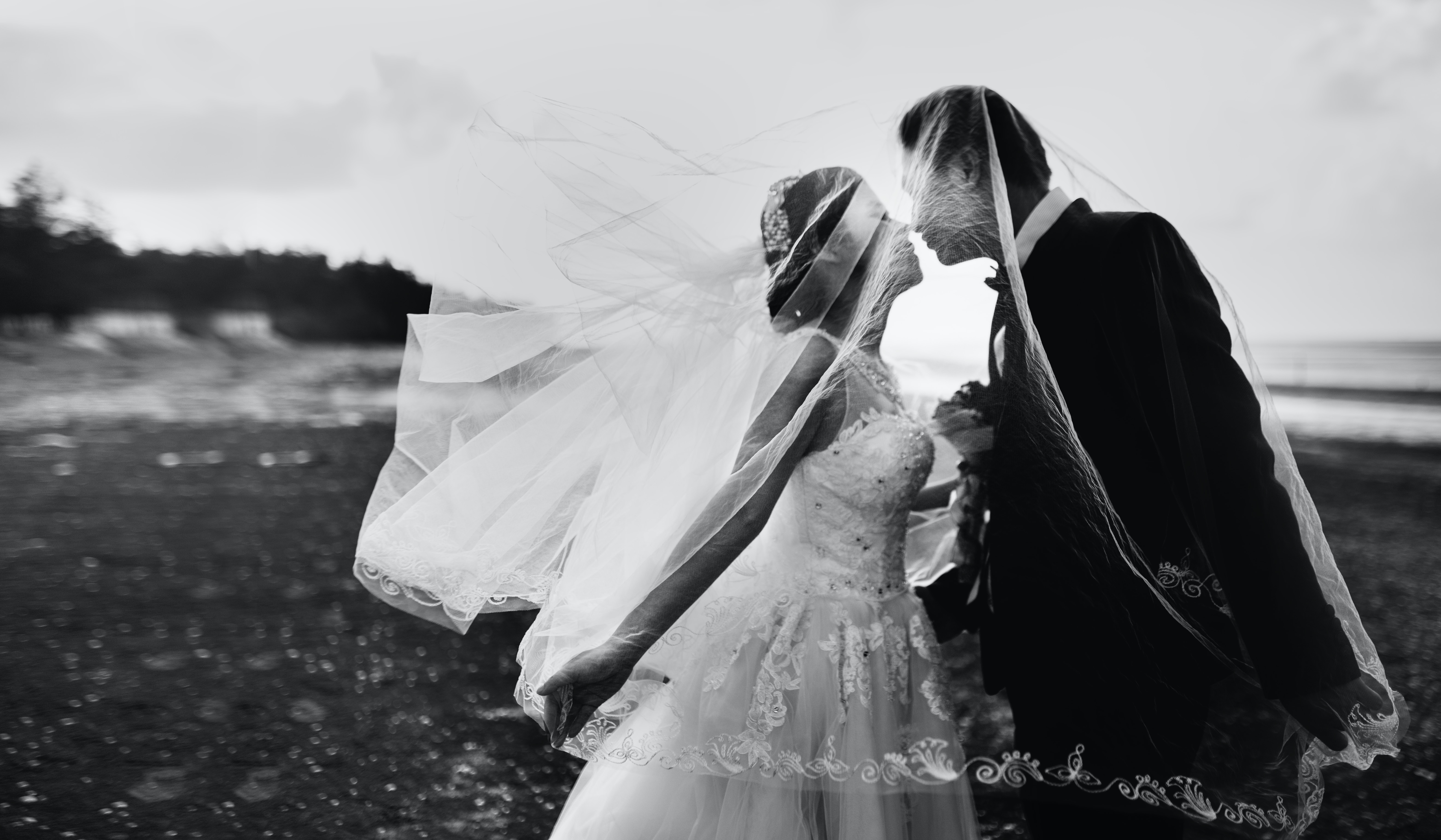 A photo of a bride and groom kissing | Source: Unsplash