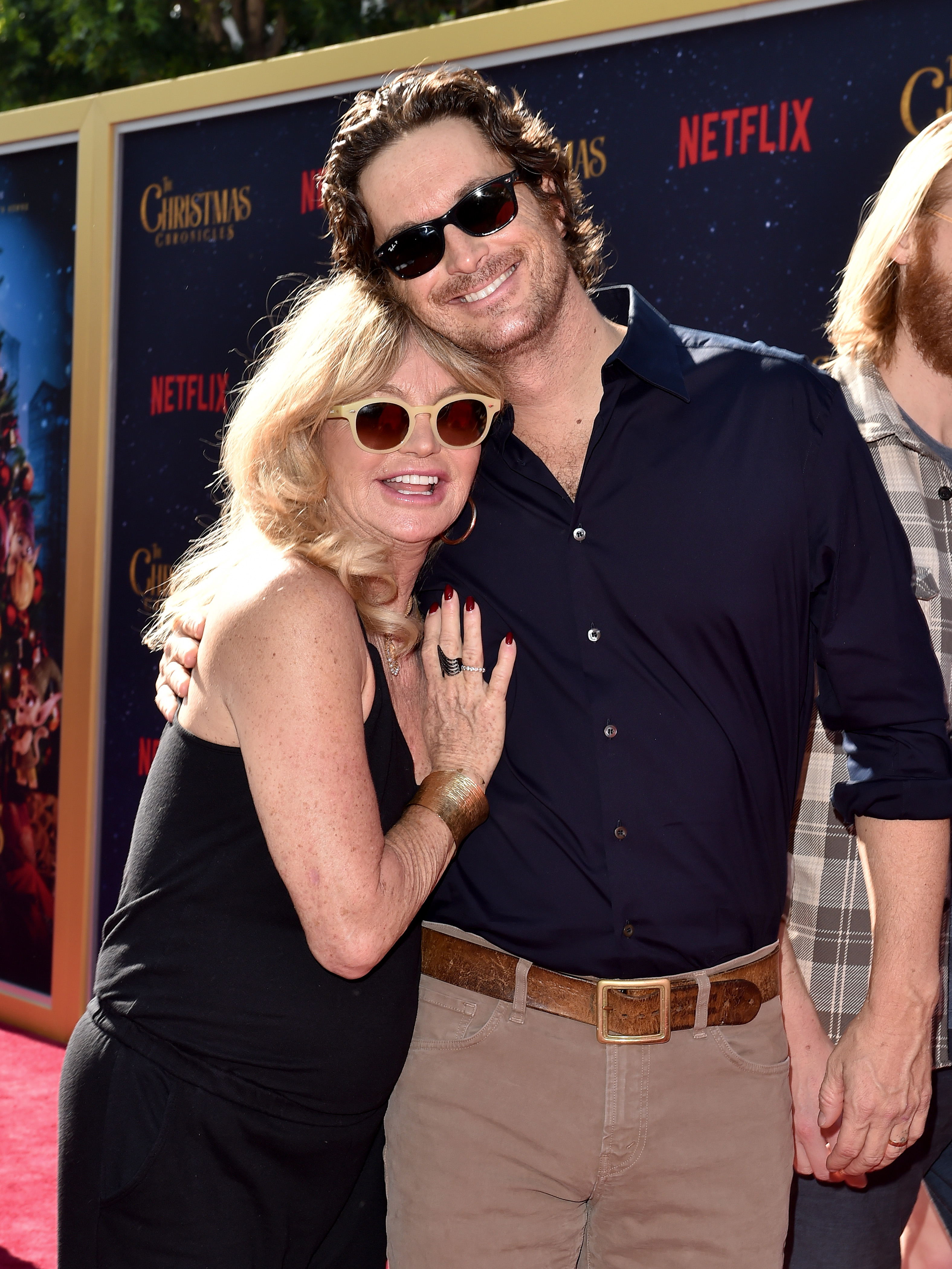 Goldie Hawn and Oliver Hudson at the premiere of "The Christmas Chronicles," 2018 | Source: Getty Images