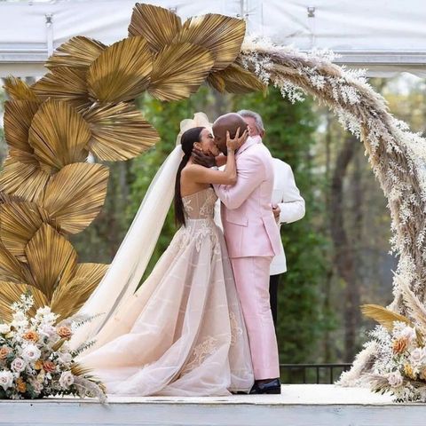 Jeannie Mai and Jeezy kissing at their wedding ceremony.  | Instagram/balleralert