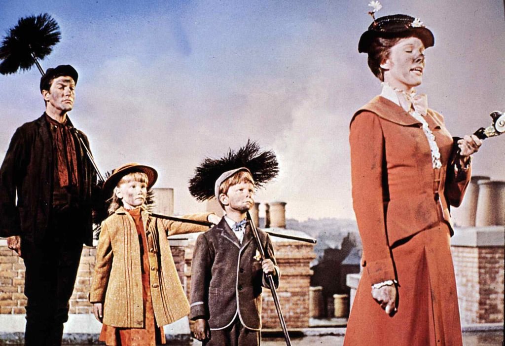 Matthew Garba, Dick van Dyke, Karen Dotrice, Matthew Garber und Julie Andrews Bert in einer Szene von „Mary Poppins“. | Quelle: Getty Images