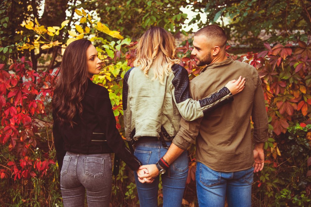 Hombre tomando de la mano a otra mujer. | Foto: Shutterstock Hombre tomando de la mano a otra mujer. | Foto: Shutterstock