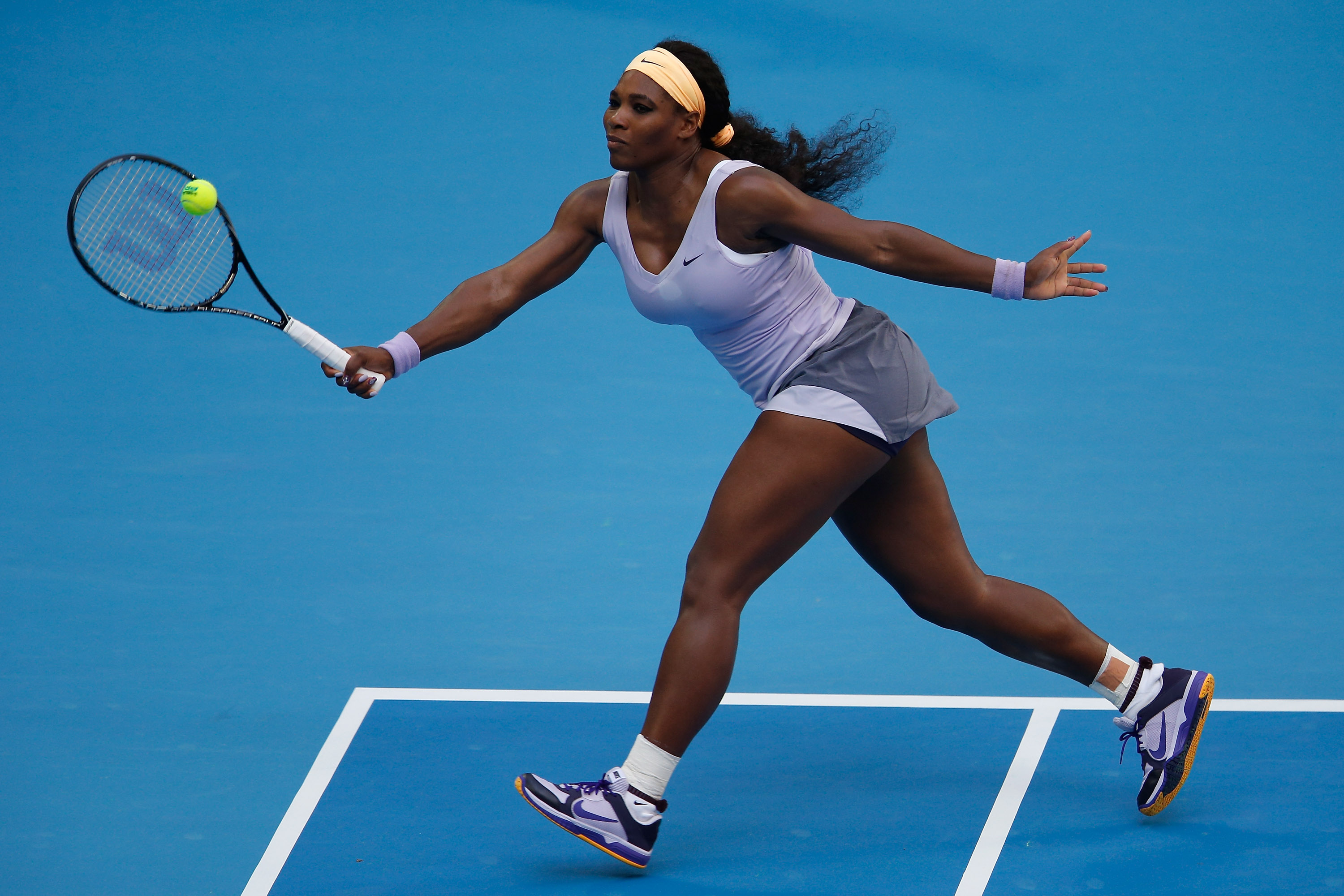 Serena Williams returns a shot to Francesca Schiavone of Italy on day four of the China Open on October 1, 2013 | Source: Getty Images