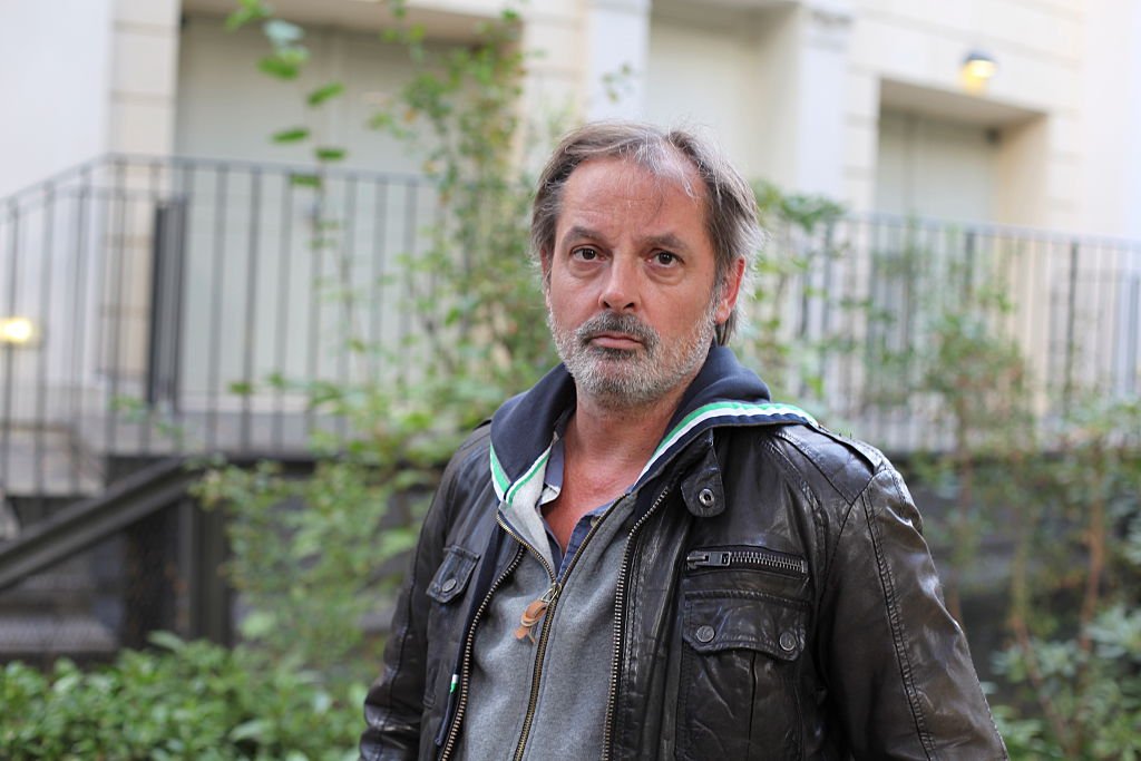 L'humoriste Christophe Aleveque pose le 25 septembre 2015 à Paris, en France. | Photo : Getty Images