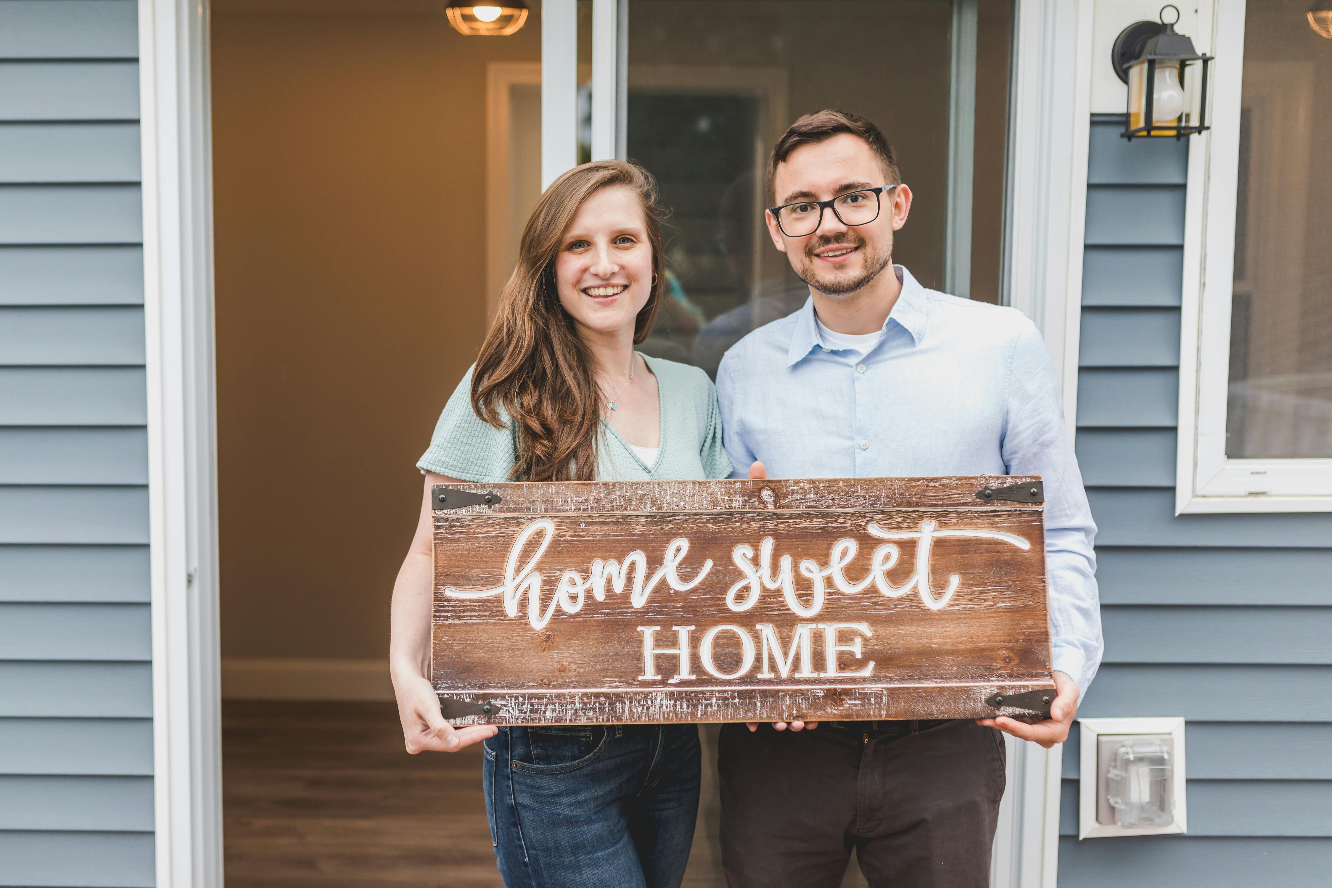 A happy couple moving into the new home | Source: Pexels