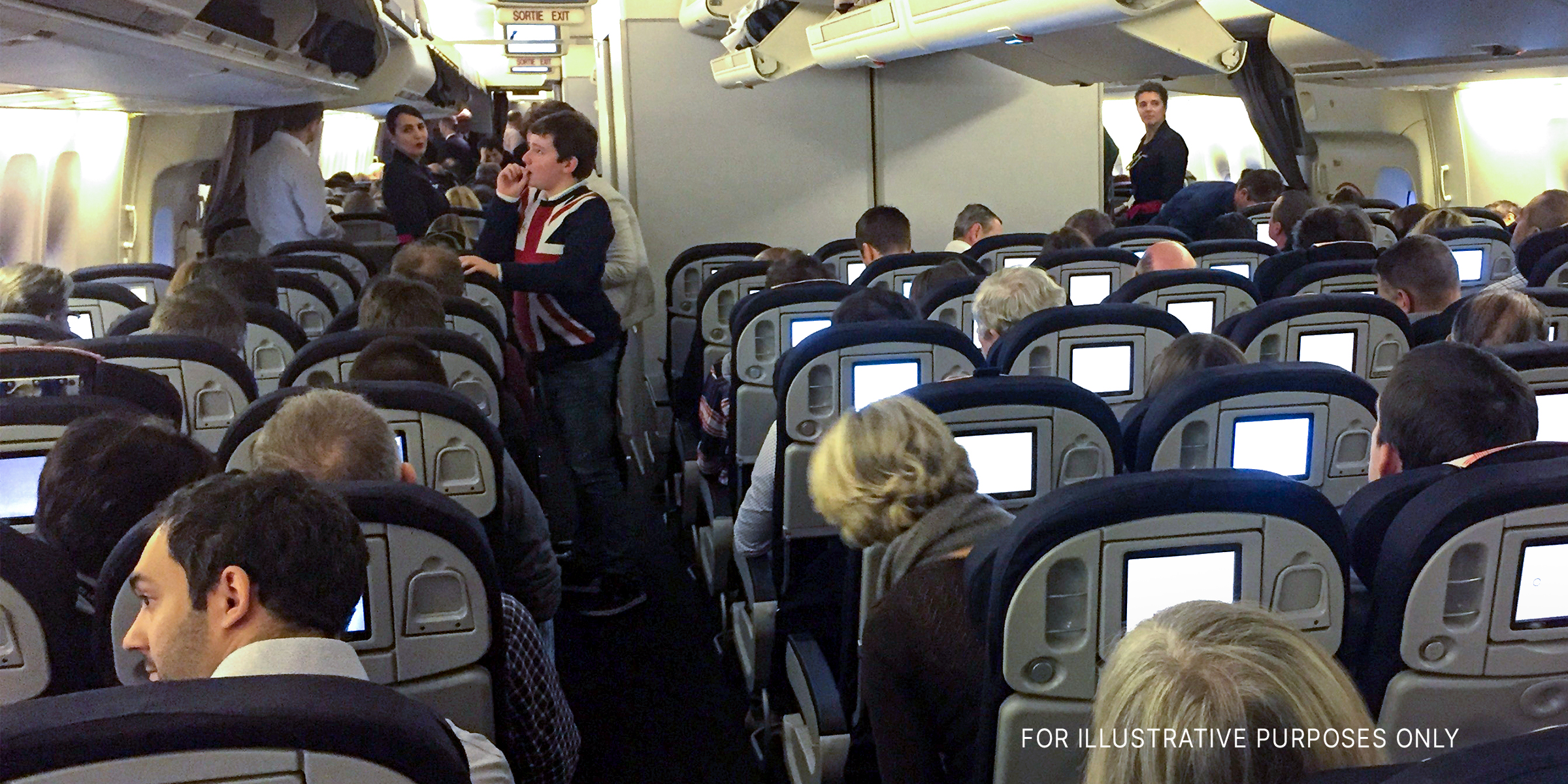 The inside cabin of an aircraft filled with passengers and crew | Source: flickr.com/airlines470/CC BY-SA 2.0
