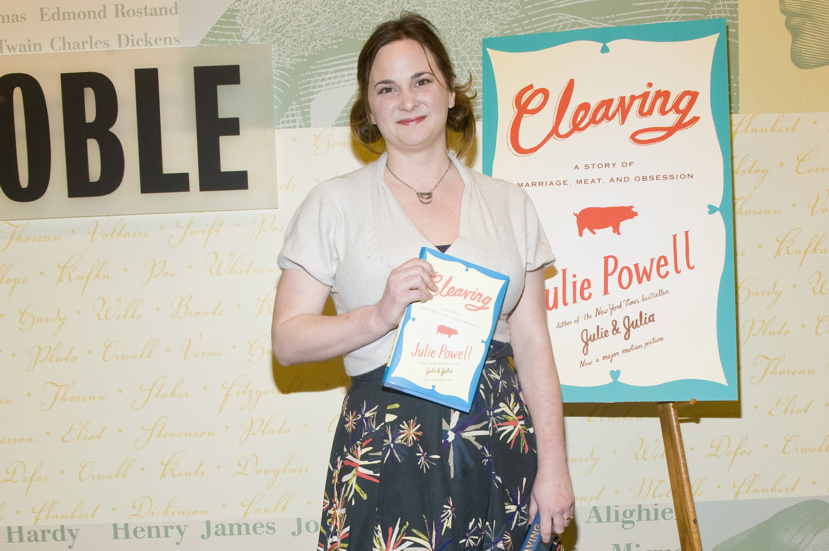 Julie Powell attends the "Cleaving" book signing at the Barnes and Noble Lincoln Triangle in New York City on December 4, 2009 | Source: Getty Images 