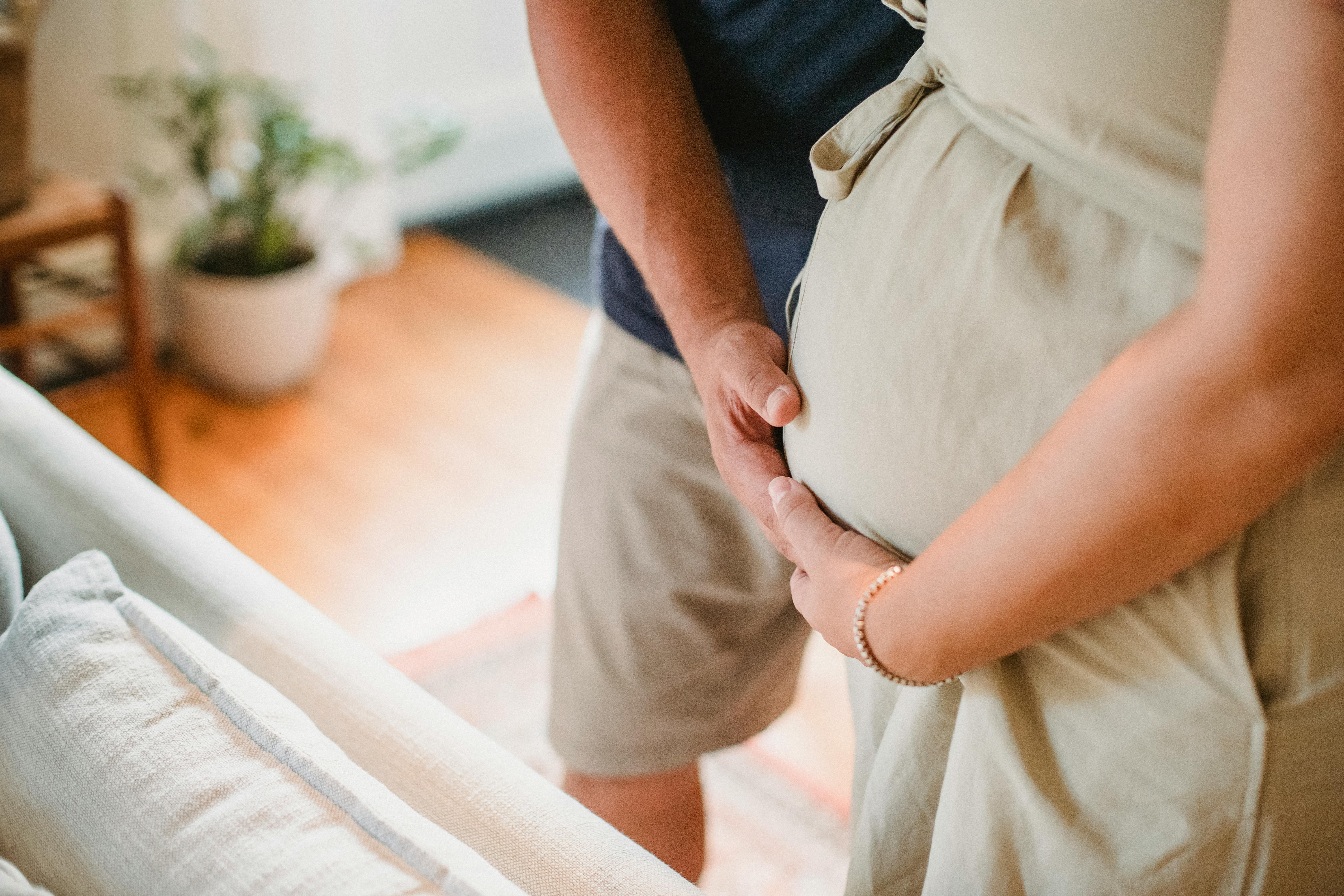 A man and woman caressing a pregnant belly | Source: Pexels