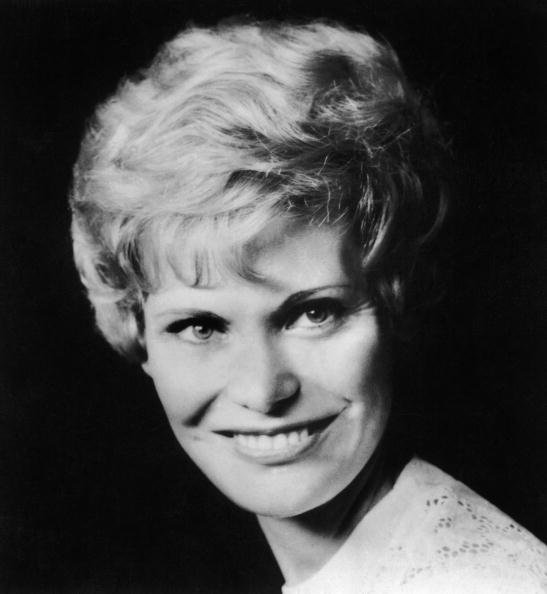 Portrait de la présentatrice de télévision Simone Garnier le 13 août 1970. |Photo : Getty Images. Portrait de la présentatrice de télévision Simone Garnier le 13 août 1970. |Photo : Getty Images.