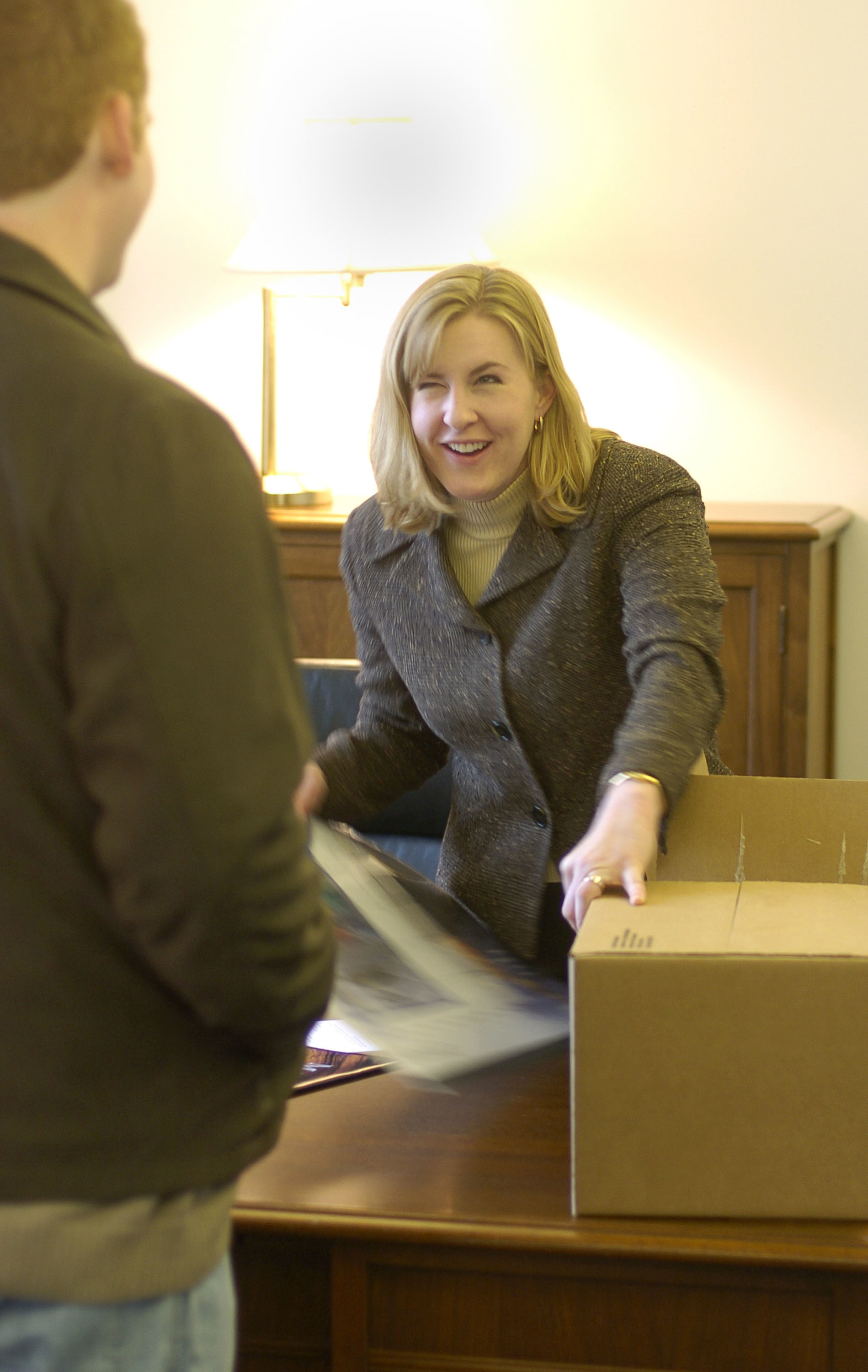 Melissa Hortman talks with one of her campaign workers, Zach Stephenson, while unpacking some boxes in her office in 2004 | Source: Getty Images