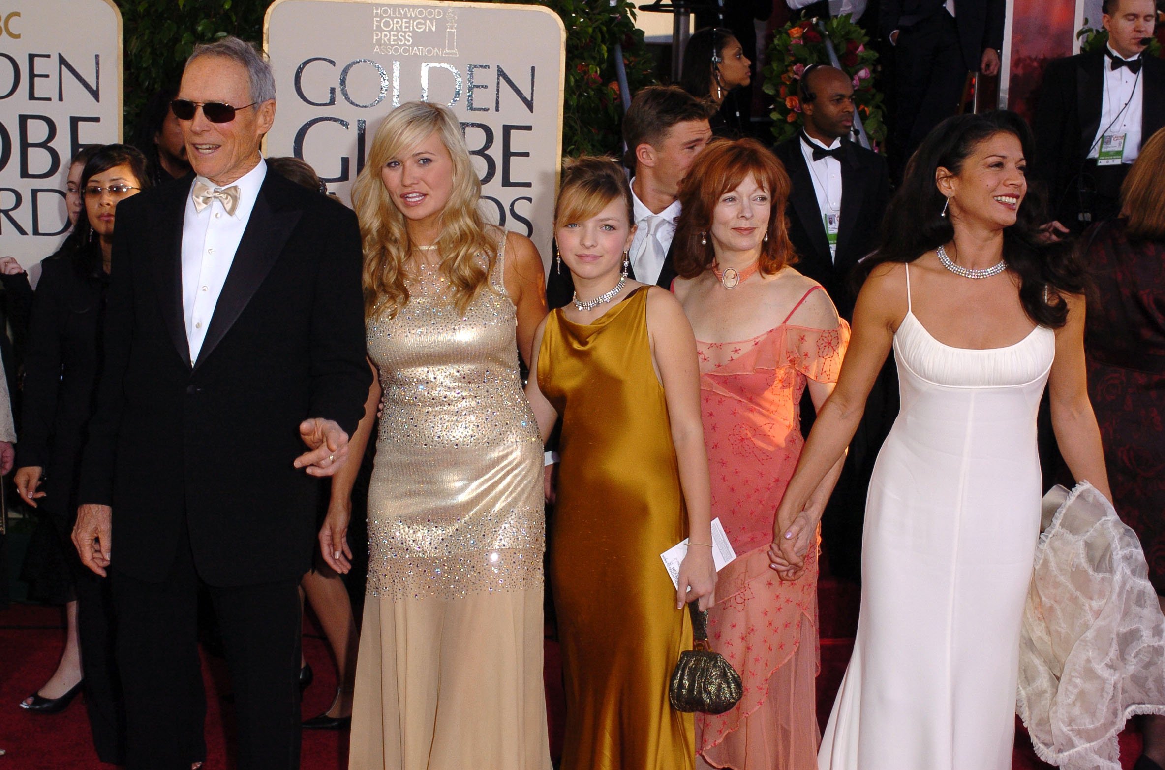 Clint Eastwood, sa fille Kathryn Eastwood, sa fille Francesca Fisher-Eastwood, Frances Fisher et sa femme Dina Eastwood arrivent à la 62e cérémonie annuelle des Golden Globe Awards | Source : Getty Images
