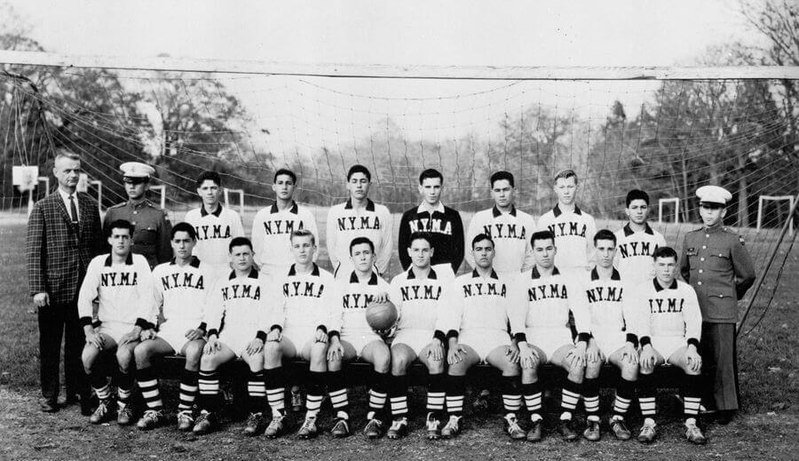Donald Trump dans son équipe de football (quatrième en partant de la gauche). l Source : Wikimedia Commons