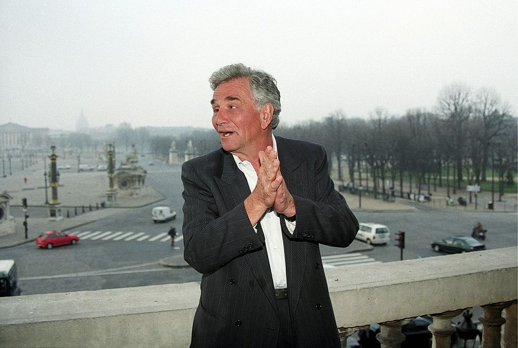 Peter Falk en París, Francia, el 29 de febrero de 1996. | Foto de Alain Benainous/Gamma-Rapho a través de Getty Images