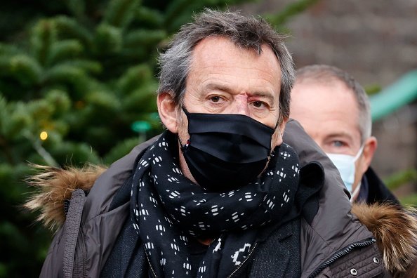 Jean-Luc Reichmann part après des funérailles. |Photo : Getty Images