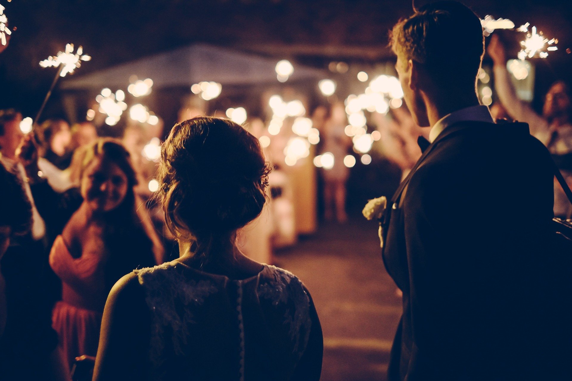 Hombre y mujer mirando una fiesta de boda. | Foto: Pixabay / Free-photos