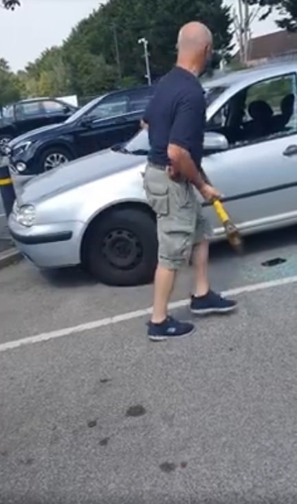 Mann schlägt mit Axt Autoscheibe ein, um Hund zu retten | Quelle: Facebook/Samantha Heaver