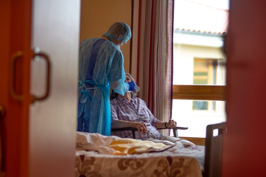 Une infirmière et une patiente dans un Ephad. | Photo : Getty Images