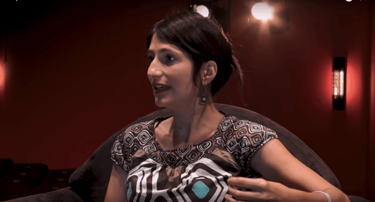 Marion Larat interrogée dans un théâtre de Bordeaux et discutant sur son ouvrage La pilule est amère | Youtube/ La pilule est amère