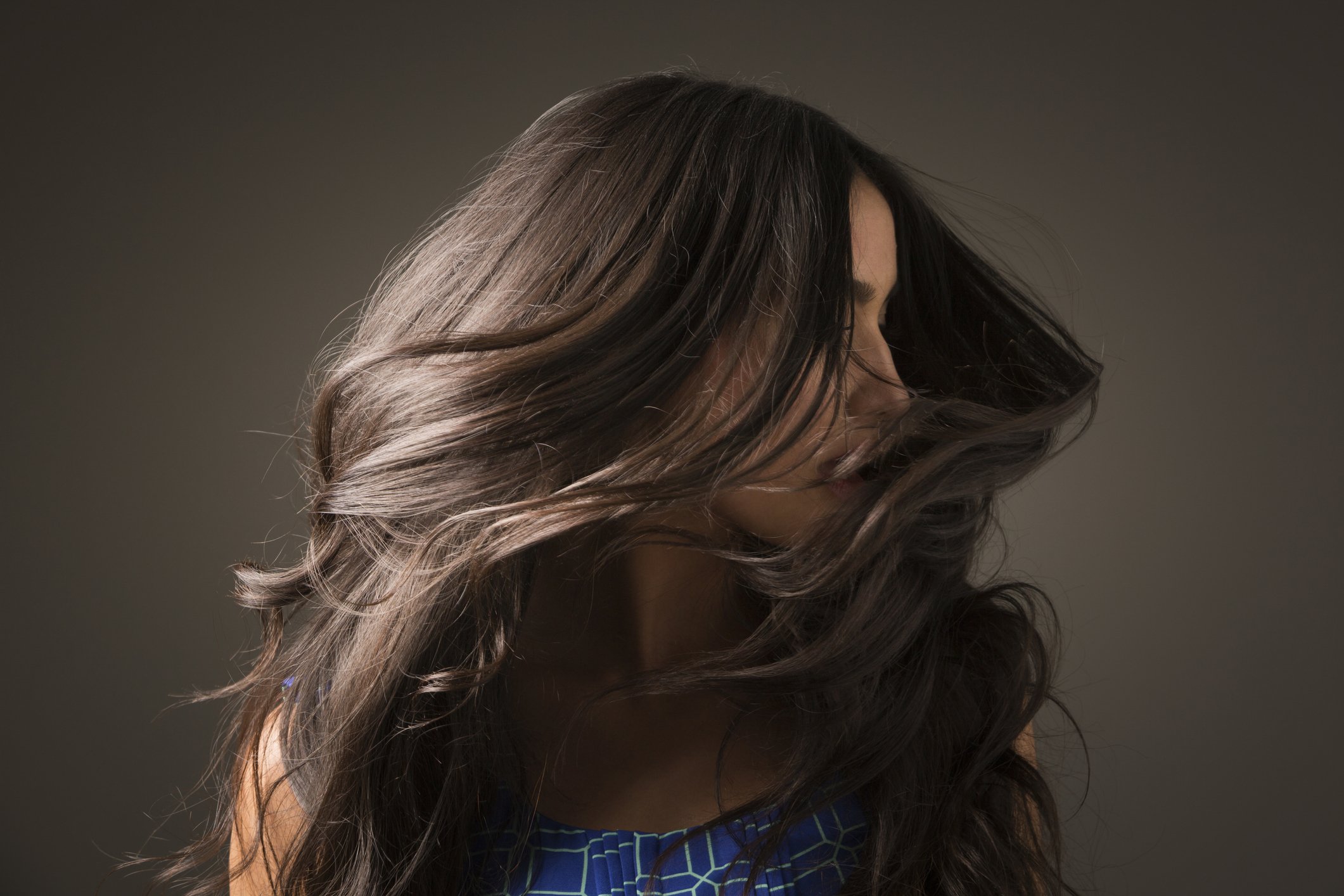 Une femme lance ses cheveux. | Photo : Getty Images