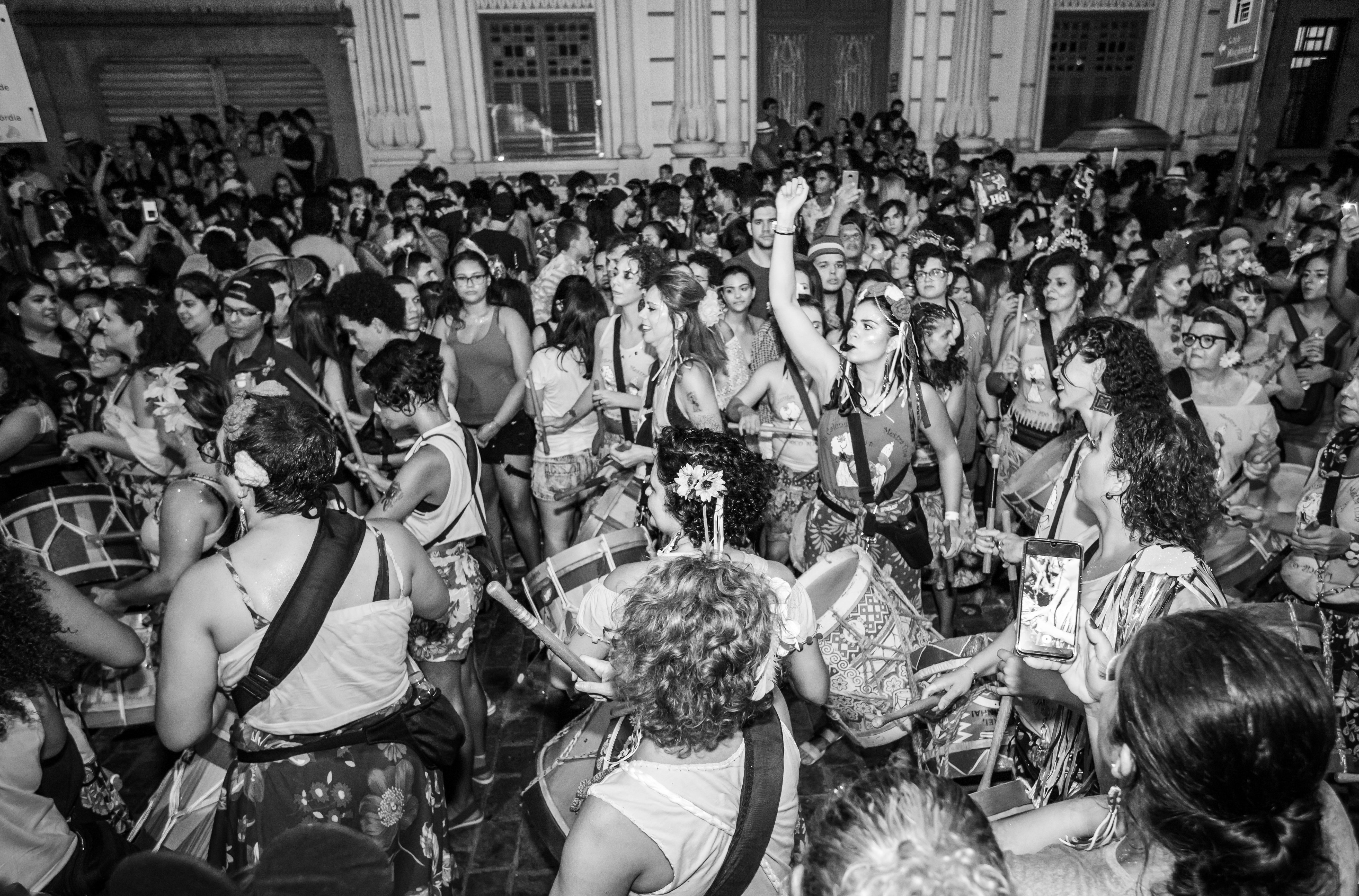 Black and white image of a house party. | Pexels/ alexandre saraiva carniato 