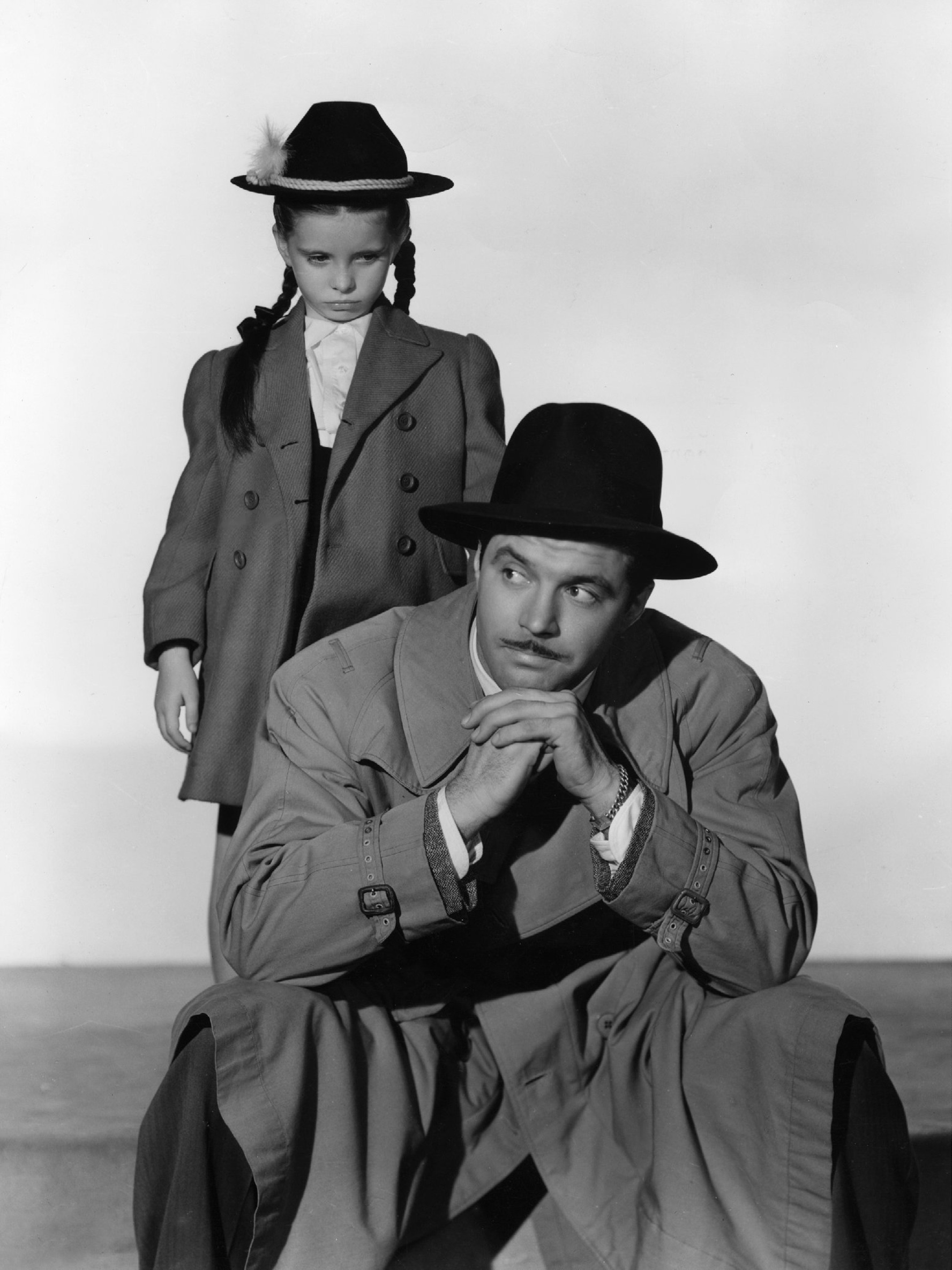 Roy Rowland and the child actress on the set of "Lost Angel," 1943 | Source: Getty Images