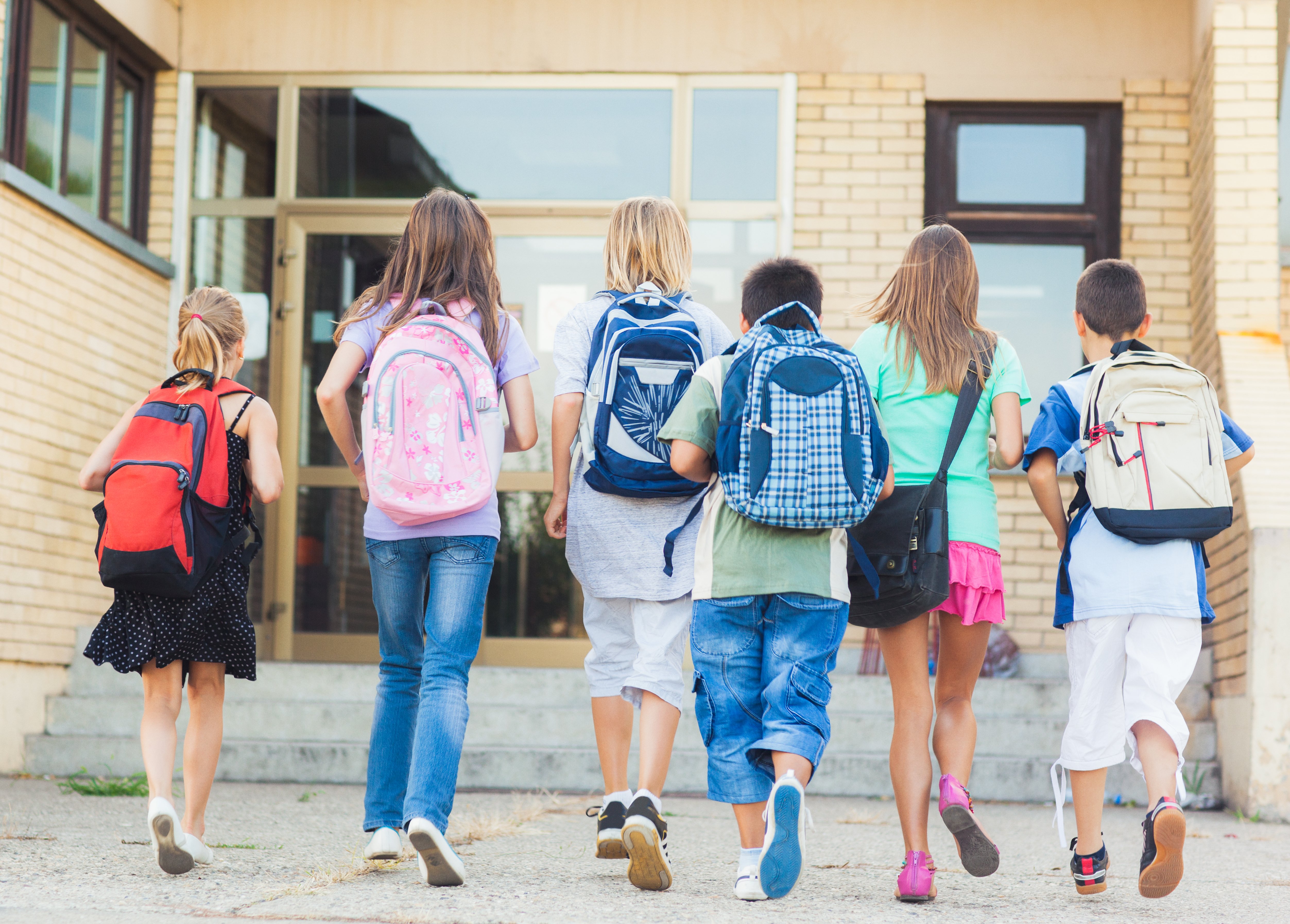 Grupo de niños entrando a una escuela.│ Foto: Shutterstock