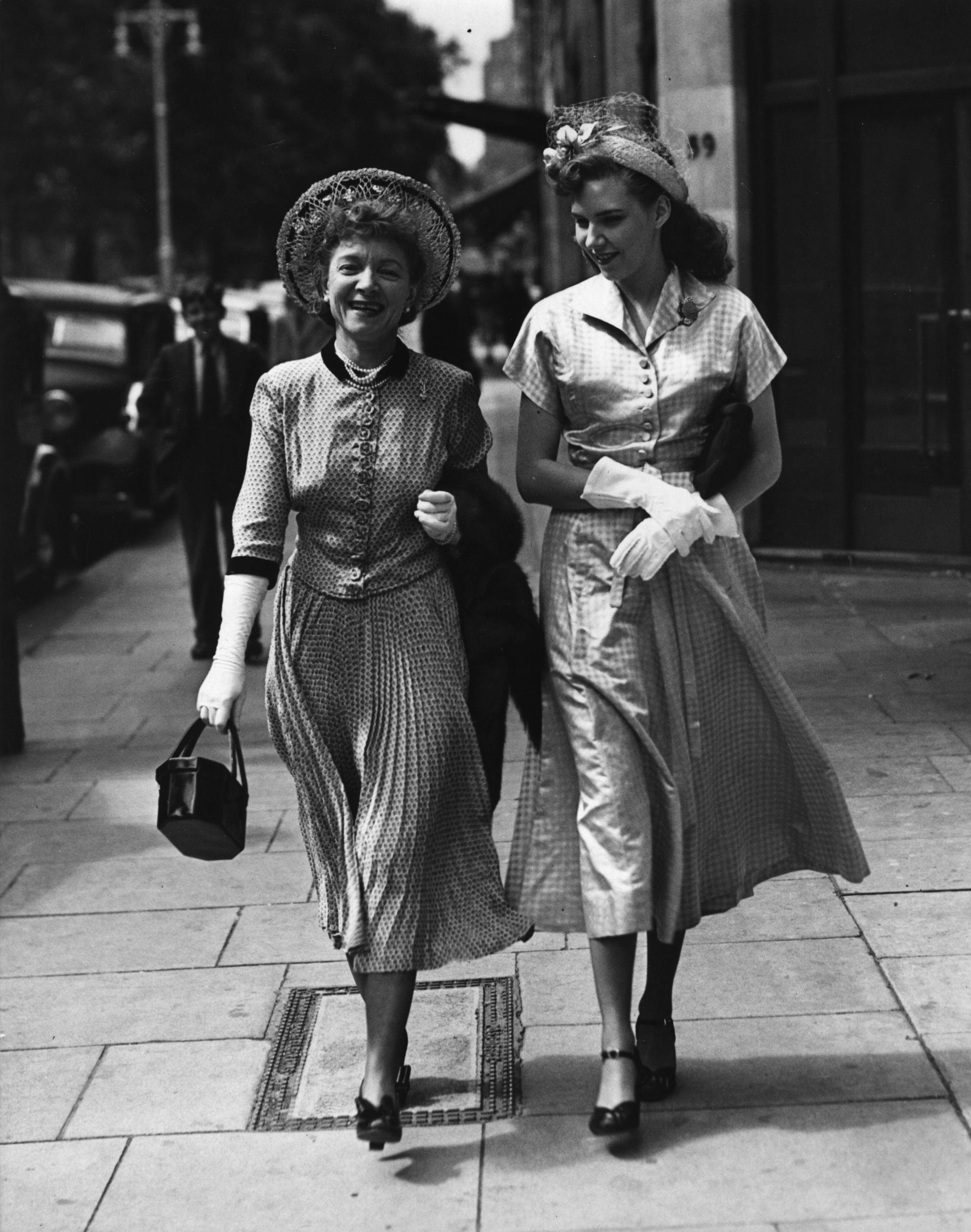 Helen Hayes and Mary MacArthur on their way to a Royal Garden Party at Buckingham Palace on July 22, 1948 | Source: Getty Images