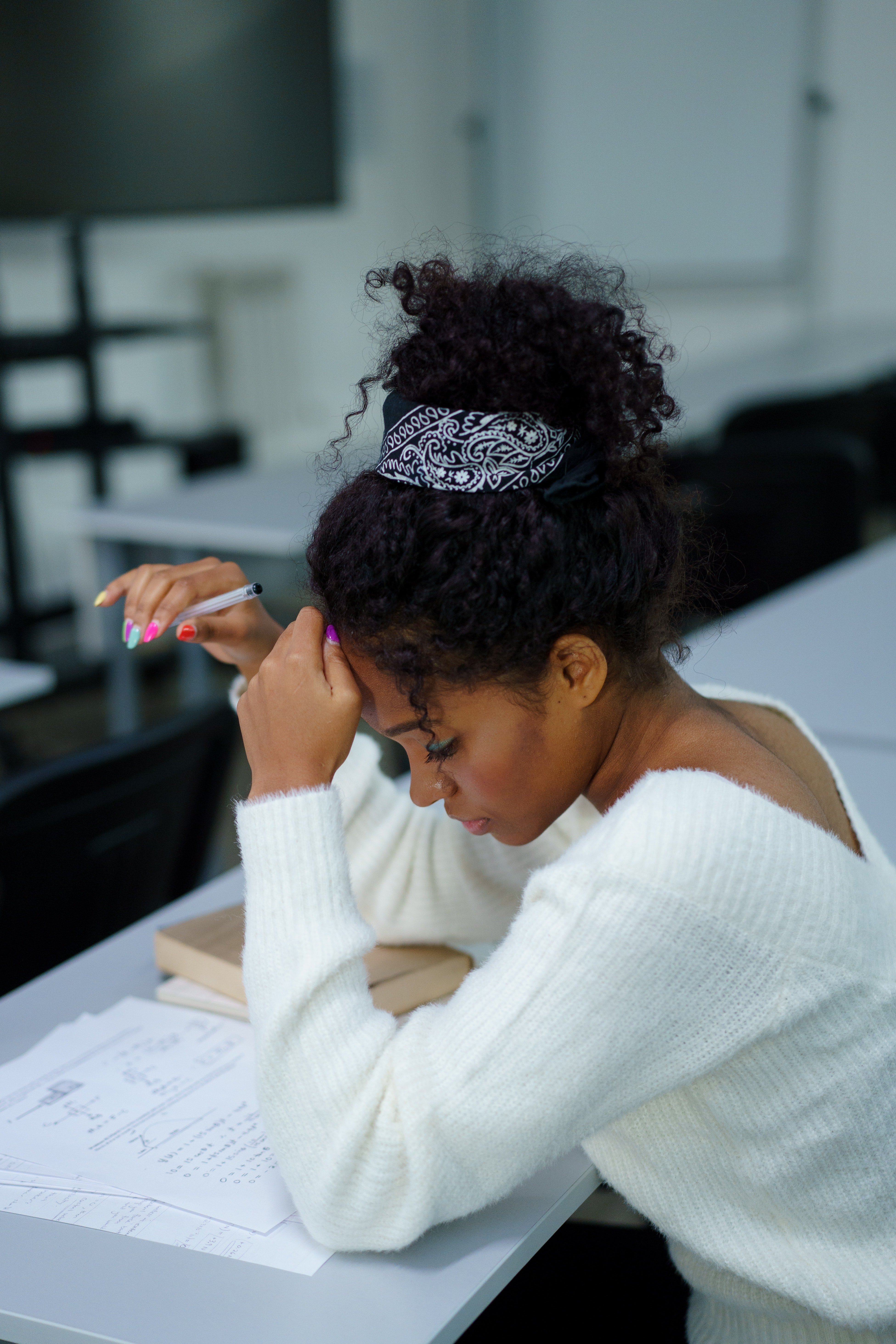 A young lady studying in a class | Photo: Pexels