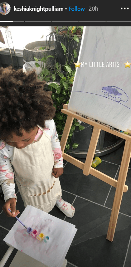 Keshia Knight Pulliam’s daughter, Ella Grace, wears an apron as she paints a car on a wooden canvas | Source: Instagram.com/keshiaknightpulliam