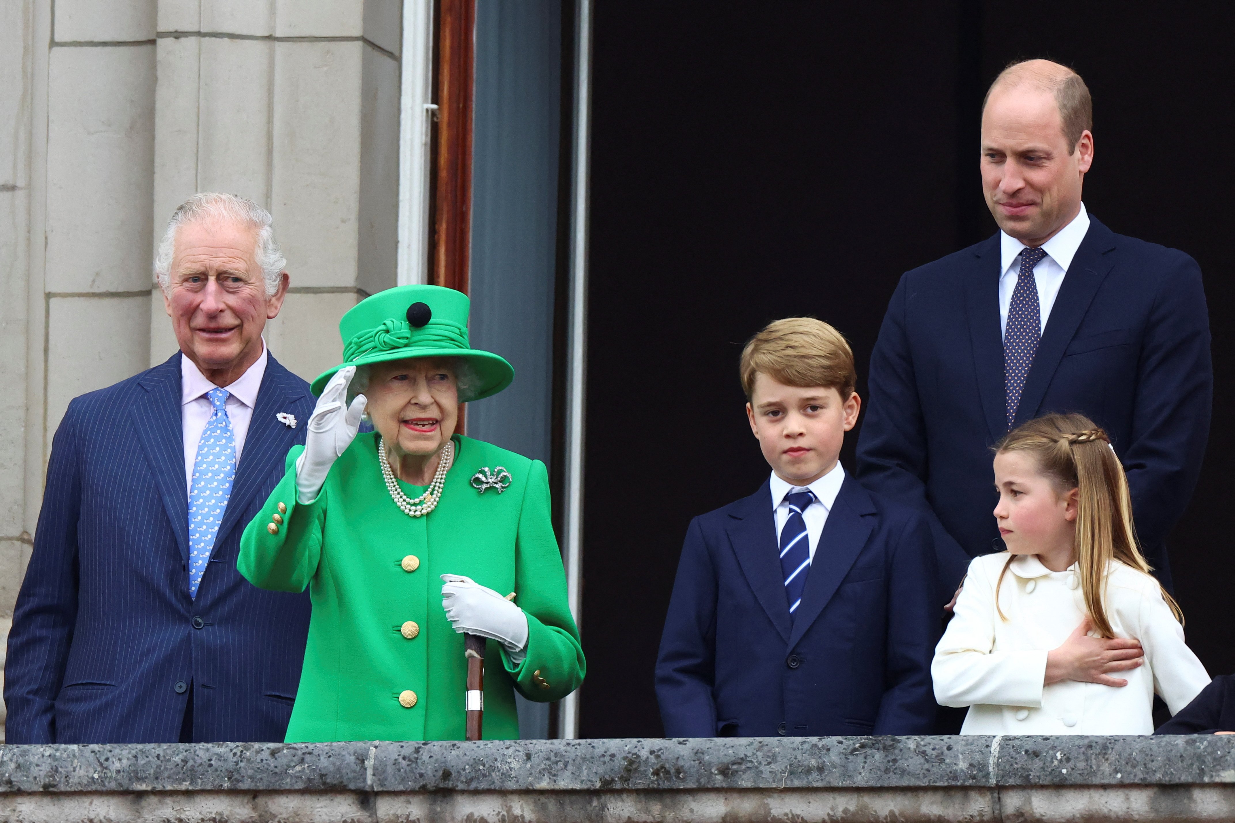 El ahora rey Charles III, la reina Elizabeth II, el príncipe George, el príncipe William y la princesa Charlotte en un balcón durante el desfile del Jubileo de Platino el 5 de junio de 2022 en Londres, Inglaterra. | Foto: Getty Images