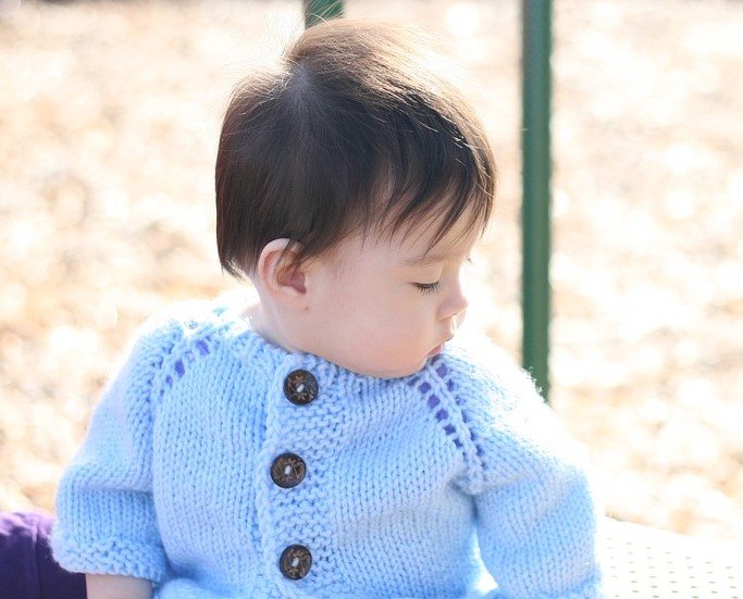Lynn klammerte sich an Sammys Spielzeug und Kleidung, vor allem an einen kleinen blauen Pullover | Quelle: Pexels
