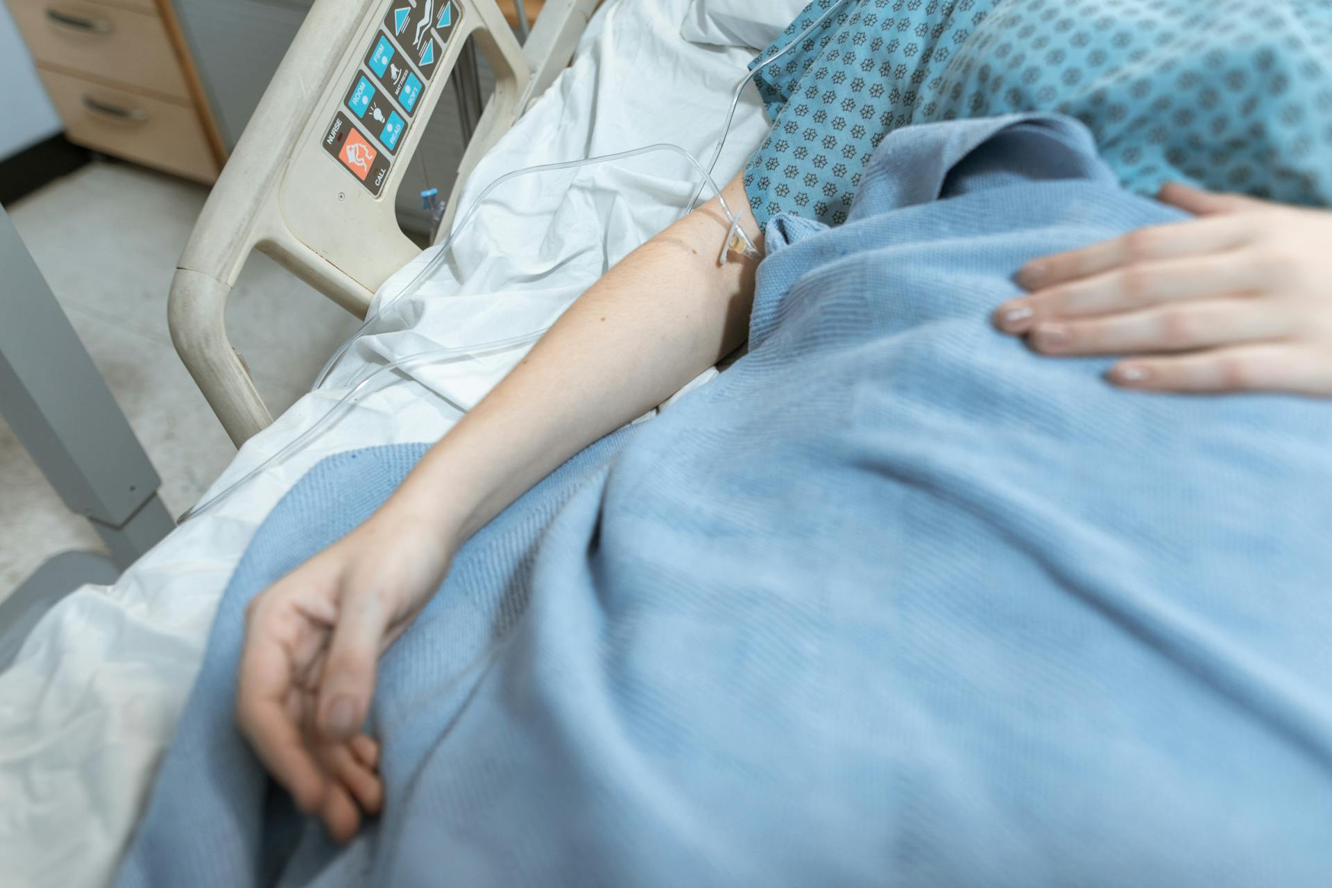 A female patient lying on a hospital bed | Source: Pexels