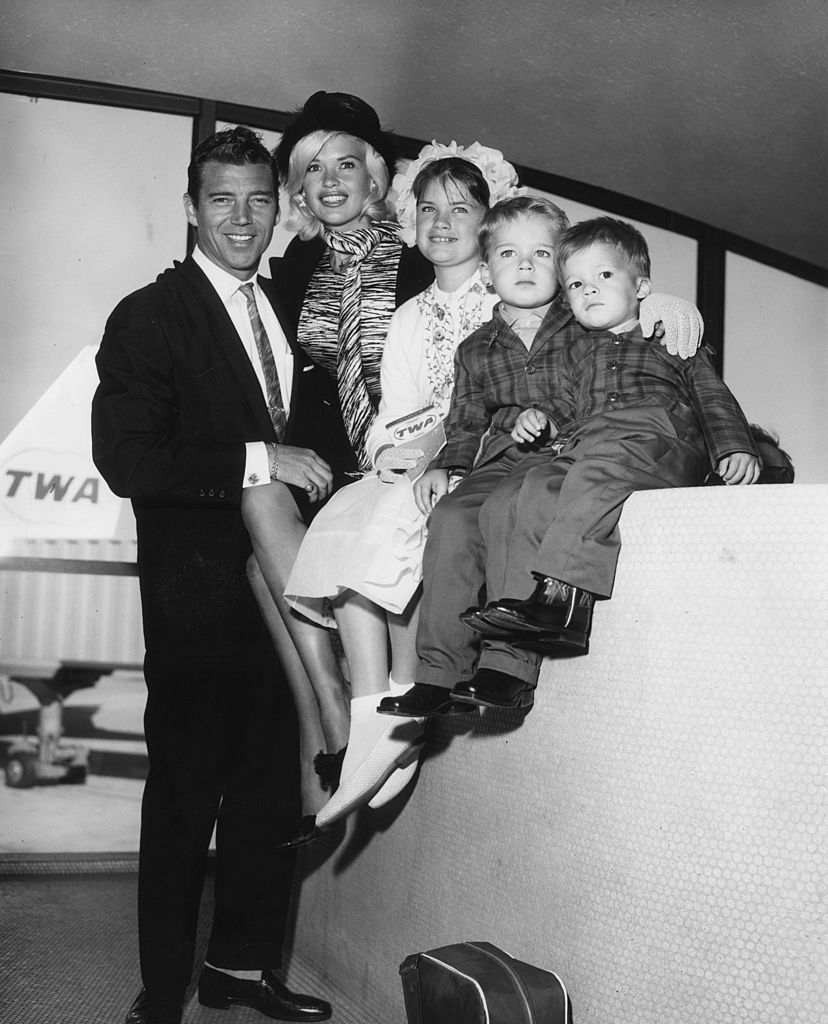  Mickey Hargitay, Jayne Mansfield, Jayne Marie, Miklos, and Zoltan at the New York International Airport | Source: Getty Images