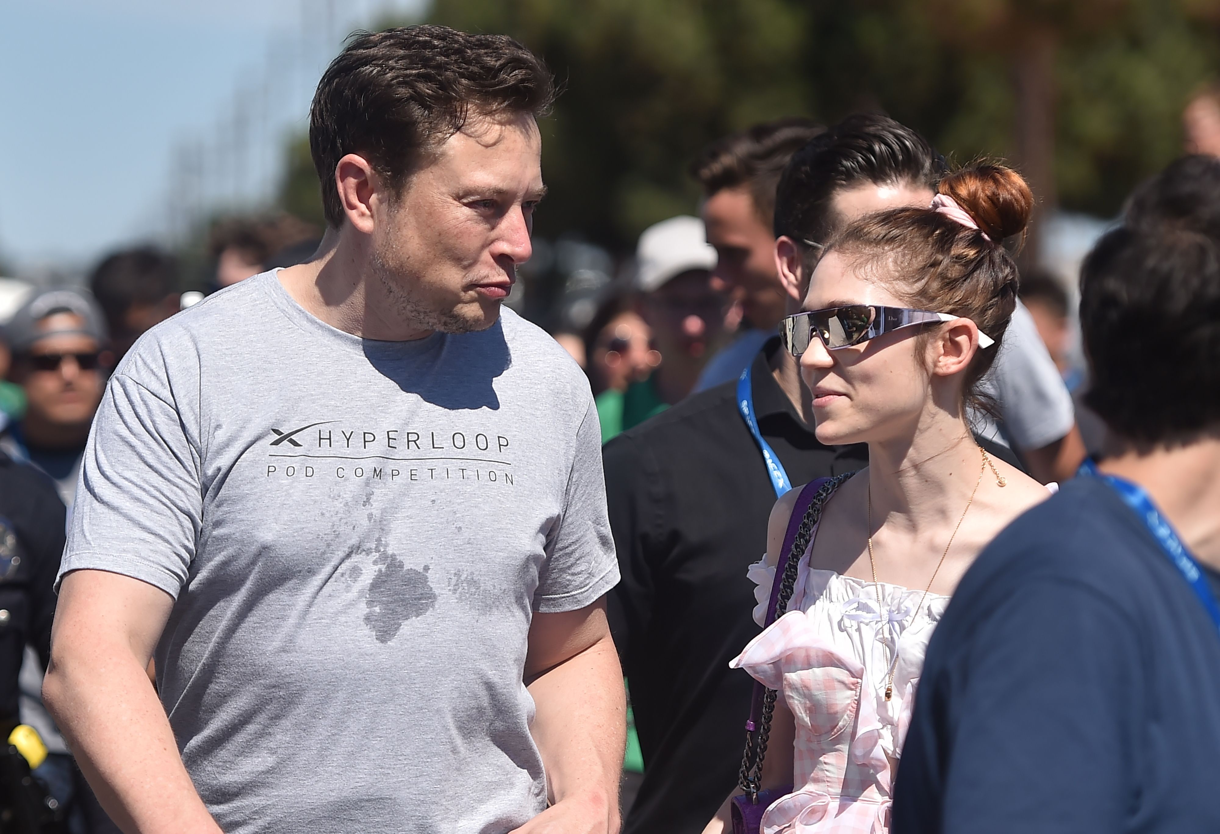 Elon Musk and Grimes at the SpaceX headquarters in 2018 | Source: Getty Images