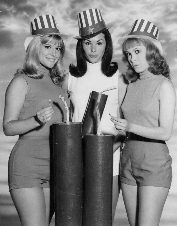 Linda Kaye Henning, Lori Saunders, and Meredith MacRae in a 1967 publicity photo for "Petticoat Junction" | Source: Wikimedia Commons