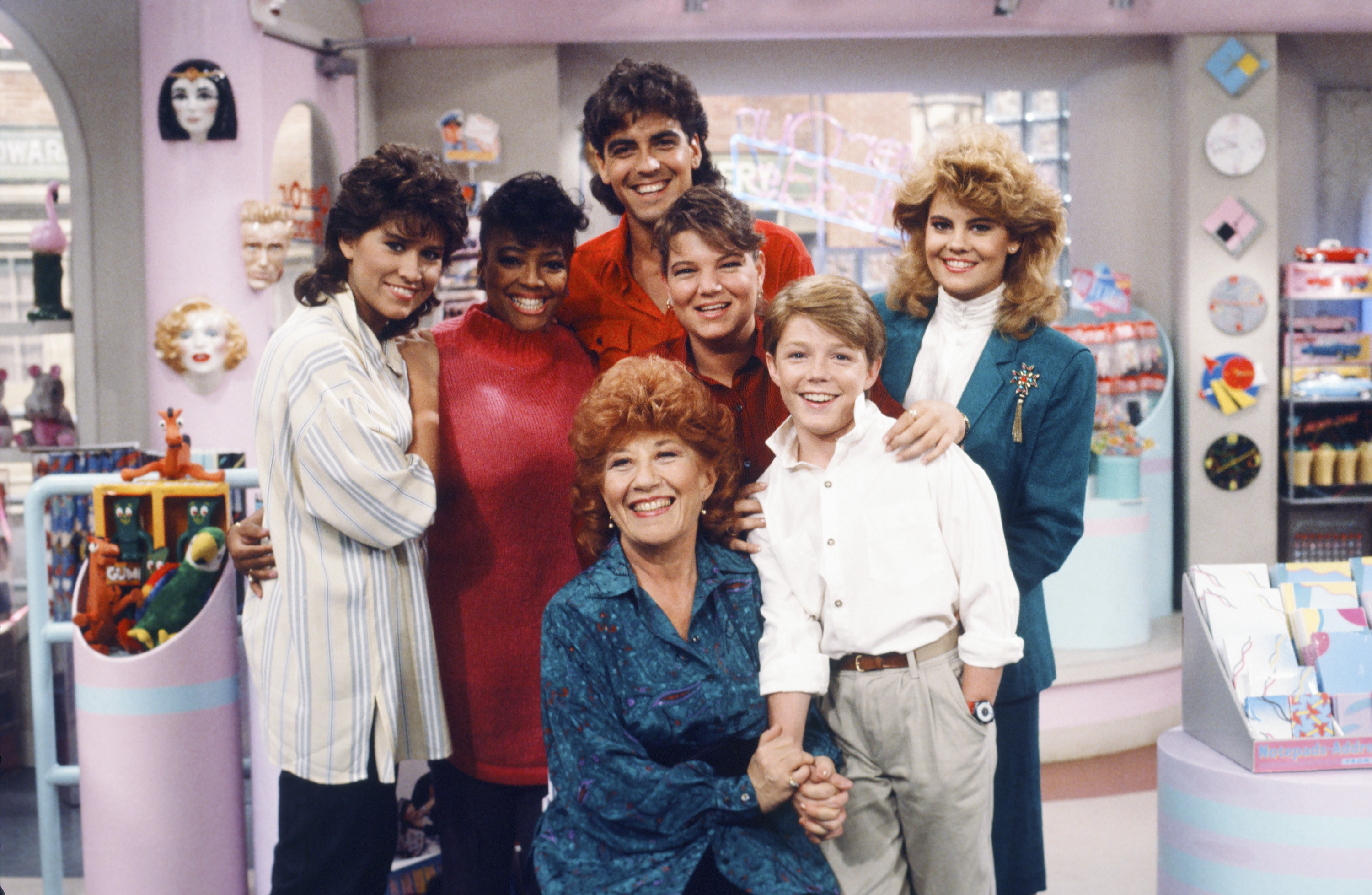 Nancy McKeon, Kim Fields, George Clooney, Mindy Cohn, Mackenzie Astin, Lisa Whelchel, and Charlotte Rae in "The Facts of Life," 1985 | Source: Getty Images