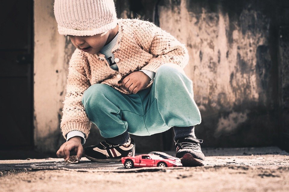 Niño jugando con carritos│Imagen tomada de: Pixabay Niño jugando con carritos│Imagen tomada de: Pixabay