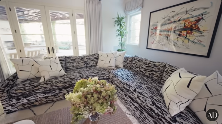 Viola Davis' den in her Los Angeles home, from a video dated January 5, 2023 | Source: youtube.com/ArchitecturalDigest