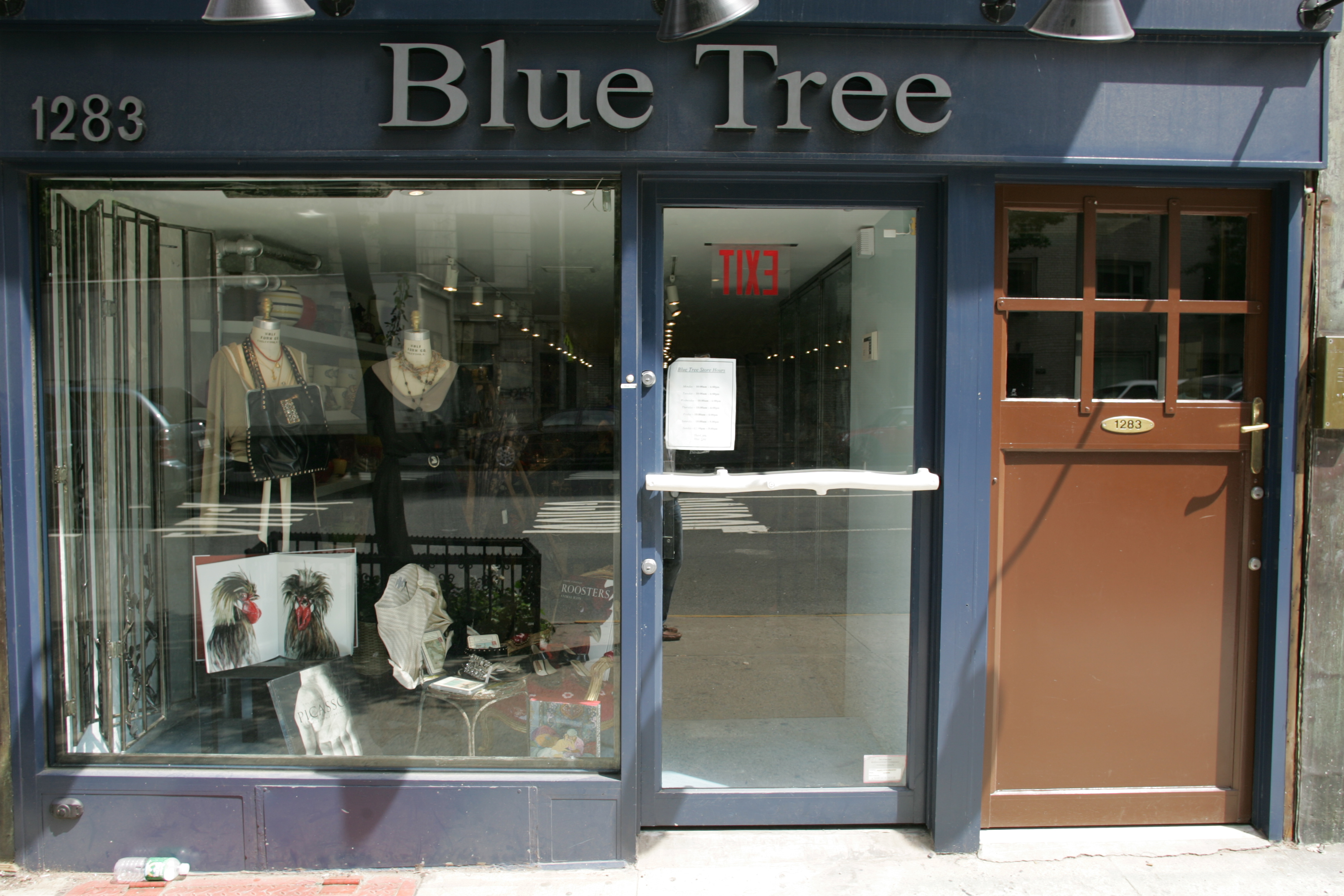 Phoebe Cates' "Blue Tree" on Madison Avenue circa 2006 | Source: Getty Images
