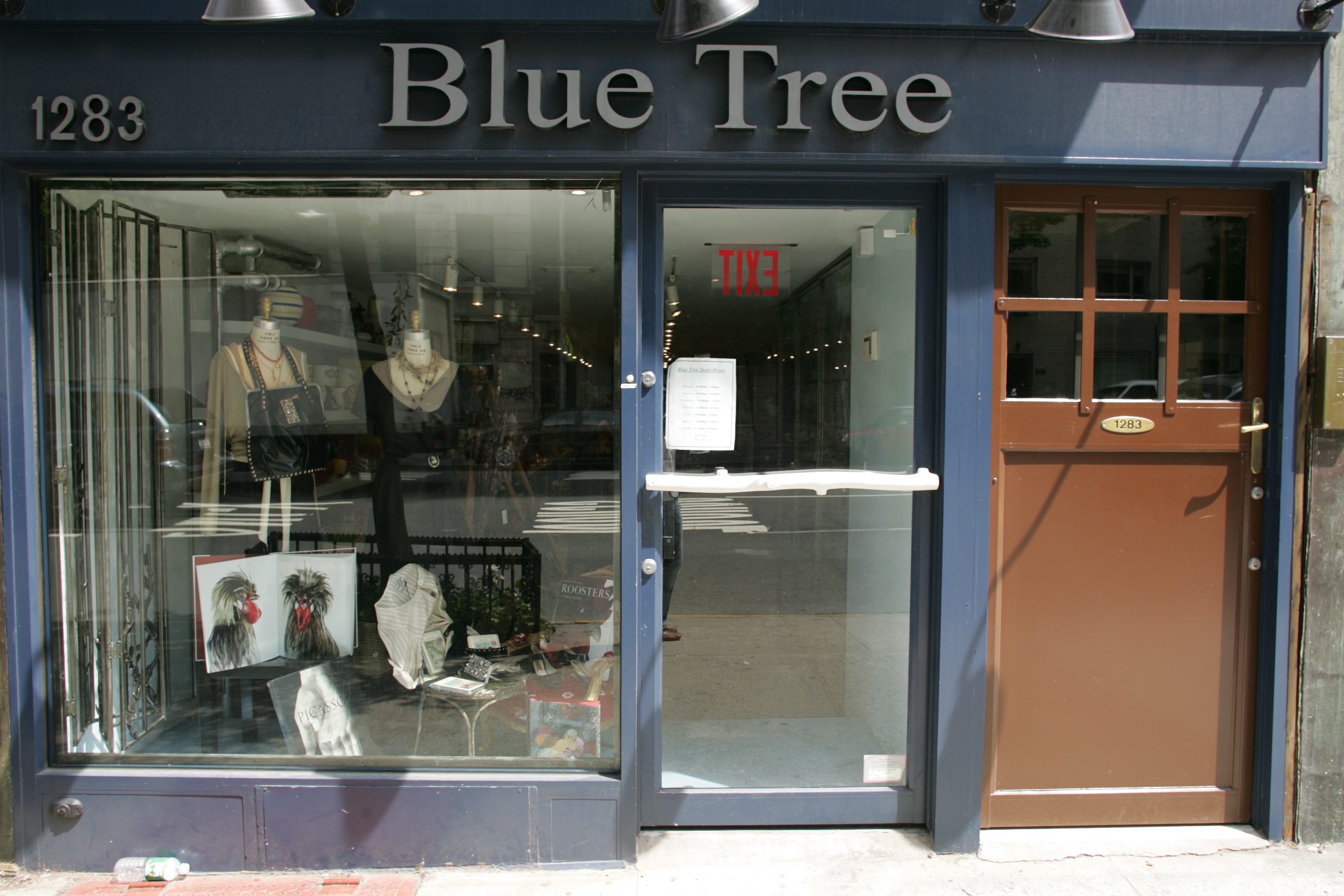 Phoebe Cates' "Blue Tree" on Madison Avenue, circa 2006 | Source: Getty Images